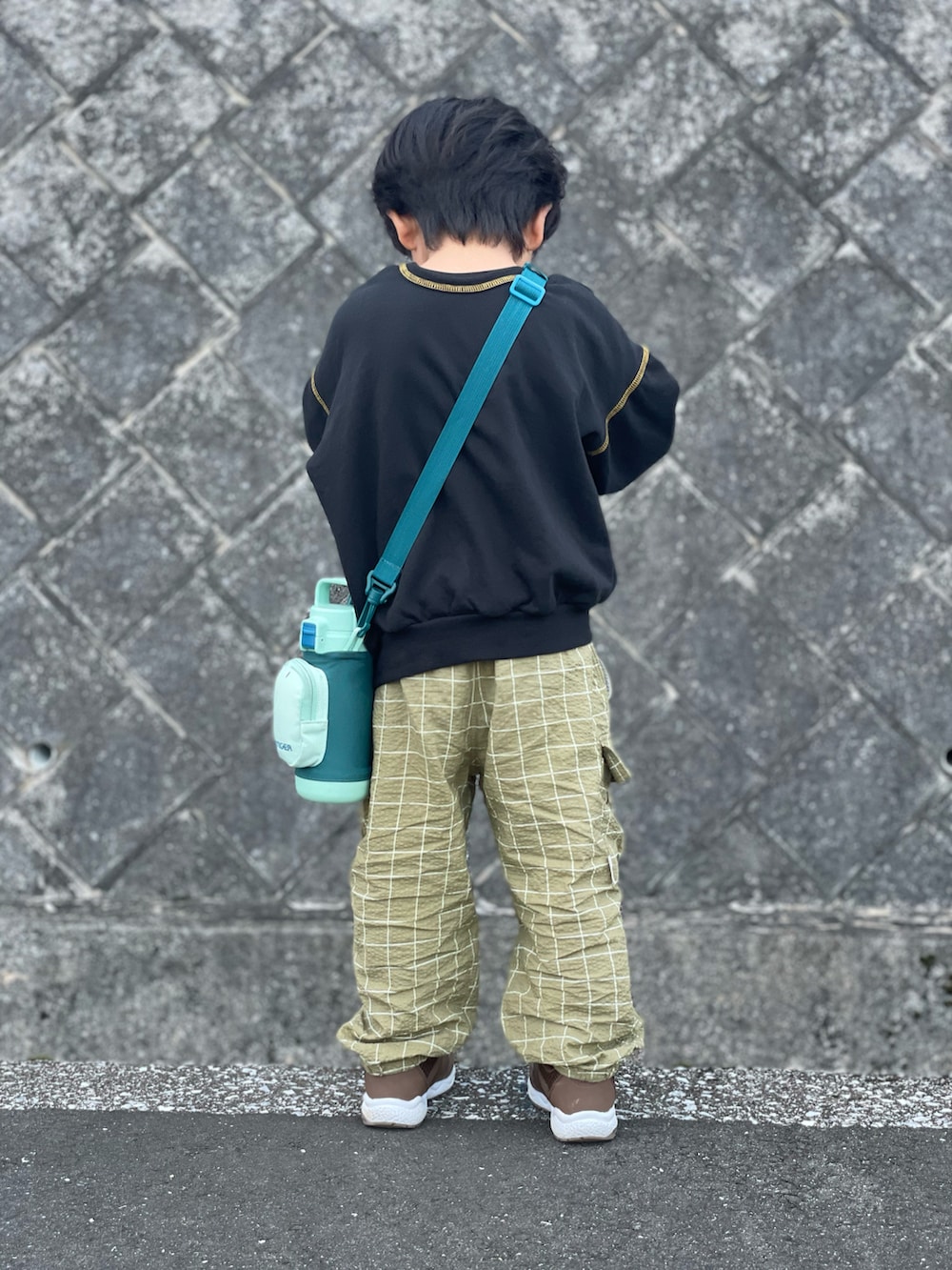「キッズファッション、シンプルコーデ、カジュアル、おしゃれさんと繋がりたい、スウェット、チェック、チェックパンツ、スニーカー、ブラウン、4歳、秋コーデ、キッズコーデ、お散歩コーデ、マーキーズ(MARKEY'S)、瞬足」｜「LSP WOWの【LSP WOW!】両面マイニチトレーナー（スウェット、ブラック系）」を使った、蒼さん（キッズ・100cm）の秋コーディネートの5枚目の写真