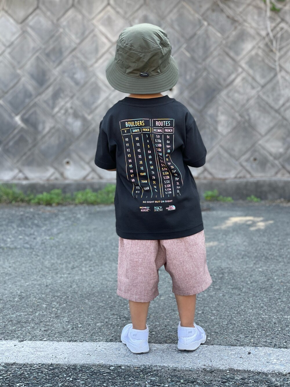 「着回しコーデ、NIKE、ハット、Tシャツ、THE NORTH FACE、キッズファッション、夏コーデ、おしゃれさんと繋がりたい、3歳、休日スタイル、ハーフパンツ、初夏コーデ」｜「THE NORTH FACEのTHE NORTH FACE Kids Camp Side Hat NNJ02314（ハット、グリーン系）」を使った、蒼さん（キッズ・90cm）の春コーディネートの3枚目の写真
