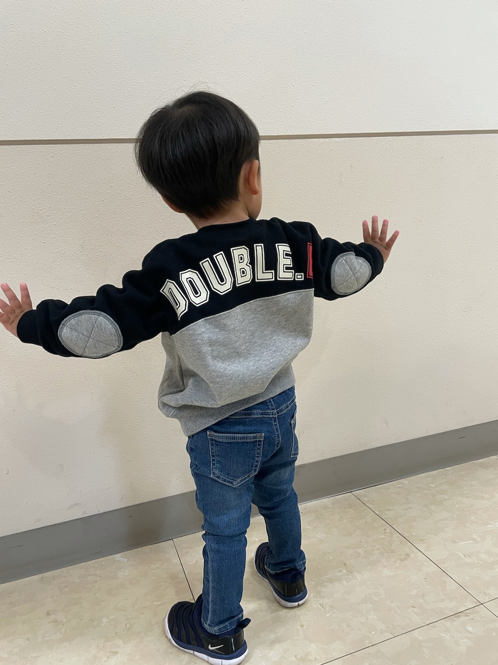 「キッズコーデ、秋冬コーデ、スウェット、バックロゴ、2歳、休日スタイル、おしゃれさんと繋がりたい、スキニーデニム、バイカラー、ダブルビー、ブランシェス、ダイナモフリー、かわいい、かっこいい、カジュアル」｜「DOUBLE_Bのバックロゴトレーナー（スウェット、ブラック系）」を使った、蒼さん（キッズ・80cm）の冬コーディネートの2枚目の写真