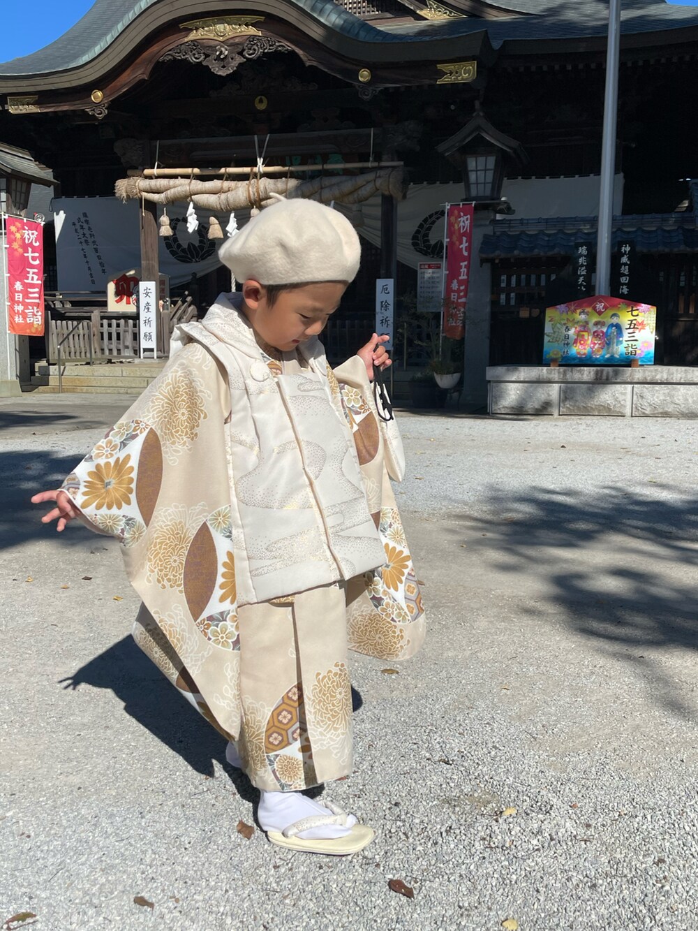 「ファッションを楽しもう、秋冬コーデ、七五三、おしゃれさんと繋がりたい、お出かけコーデ、淡色コーデ、キッズコーデ、キッズファッション、イベント、ベレー帽、着物、3歳、男の子コーデ、男の子、ワントーンコーデ」｜「utataneの七五三３歳用被布コートセット 男の子 ひよこ商店 クリーム金彩×エクリュ七宝（着物、ベージュ系）」を使った、蒼さん（キッズ・90cm）の秋コーディネートの4枚目の写真