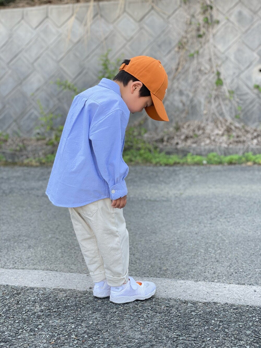 「キャップ、シャツスタイル、ナイキ、3歳、カジュアルコーデ、GU、おしゃれさんと繋がりたい、キッズコーデ、きれいめカジュアル、THE NORTH FACE、オレンジ、休日スタイル、プチプラ、カラーパンツ、春コーデ」|「THE NORTH FACEのTHE NORTH FACE/ザ・ノース・フェイス キッズ キャップ NNJ42200(キャップ、ブラウン系)」を使った、蒼さん(キッズ・90cm)の春コーディネートの2枚目の写真
