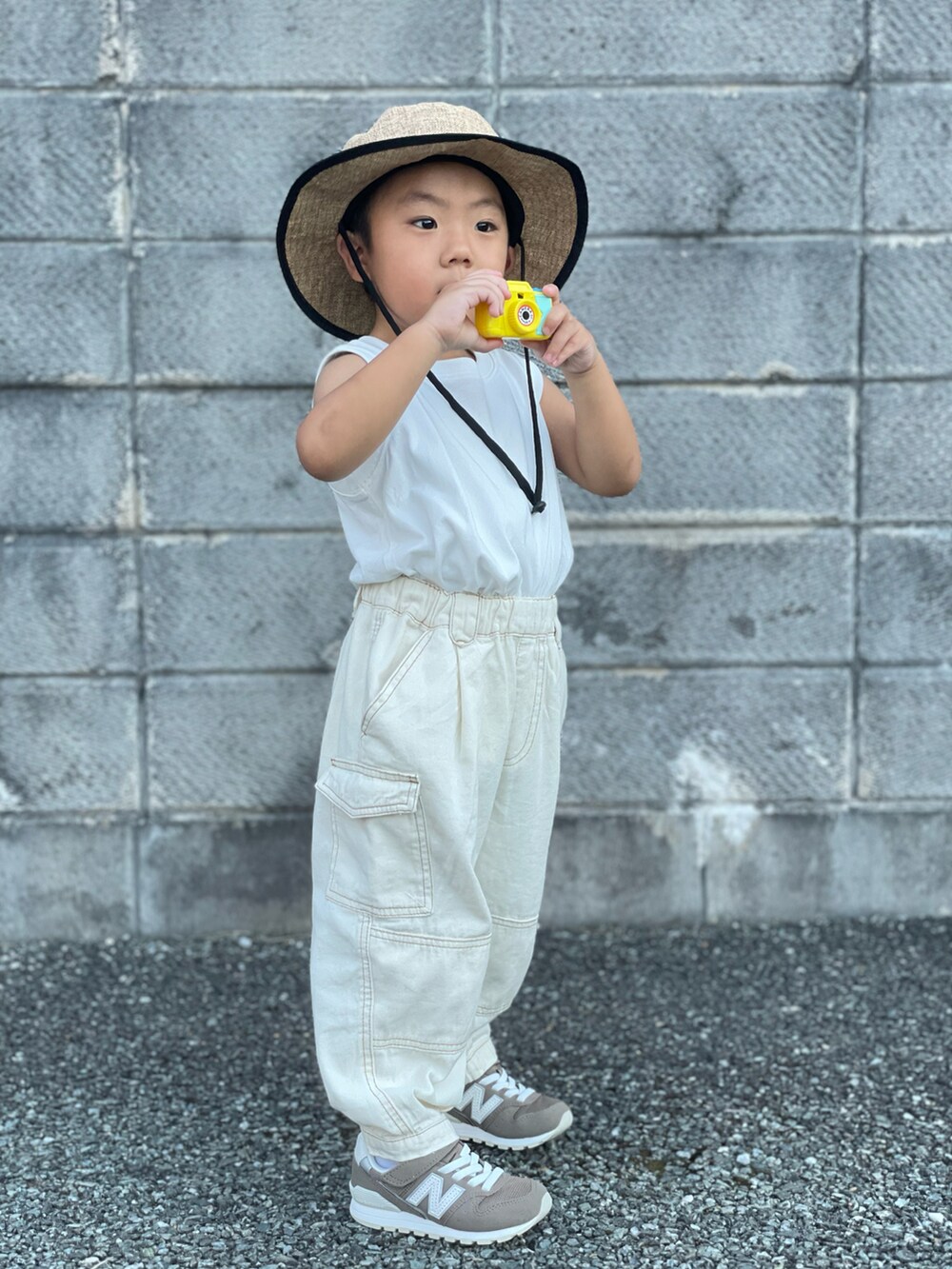 「カーゴパンツ、夏コーデ、ハット、ワントーンコーデ、スニーカー、プチプラ、おしゃれさんと繋がりたい、3歳、キッズコーデ、ゆったりパンツ、淡色コーデ、カラーパンツ、休日スタイル、カジュアル、お出かけコーデ」｜「petit mainのハイクハット（ハット、ブラウン系）」を使った、蒼さん（キッズ・90cm）の夏コーディネートの3枚目の写真