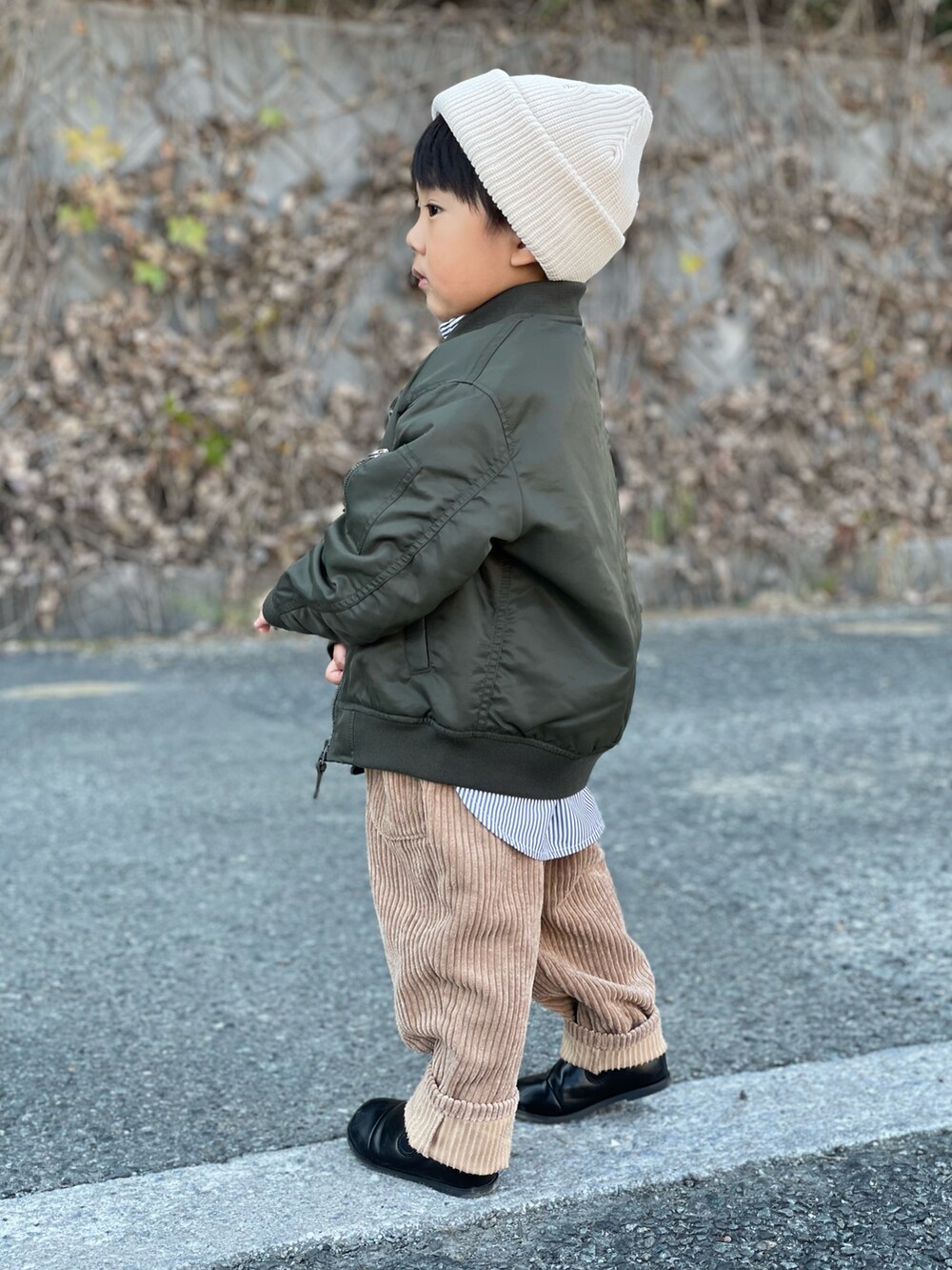 「冬コーデ、プチプラ、ニット帽、MA-1、シャツスタイル、コーデュロイパンツ、スリッポン、3歳、おしゃれさんと繋がりたい、おしゃれになりたい、カジュアルコーデ、大人カジュアル、休日スタイル、キッズコーデ、レイヤードスタイル」｜「Samansa Mos2 LagomのSamansa Mos2 Lagom（KIDS） サイドゴアスリッポン　15㎝（シューズ、ブラック系）」を使った、蒼さん（キッズ・90cm）の冬コーディネートの5枚目の写真