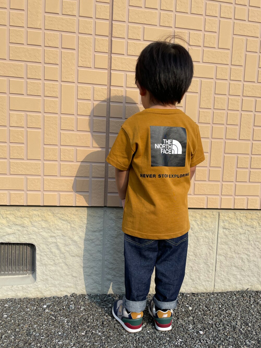 「キッズコーデ、秋コーデ、休日スタイル、デニム、2歳10ヶ月、スニーカーコーデ、ニューバランス、カジュアルコーデ、おしゃれさんと繋がりたい、Tシャツ、夏秋ミックス、むすこーで」｜「THE NORTH FACEのザ ノース フェイス THE NORTH FACE S/S Square Logo Tee(ショートスリーブスクエアロゴティー)（Tシャツ/カットソー、ブラウン系）」を使った、蒼さん（キッズ・90cm）の秋コーディネートの2枚目の写真