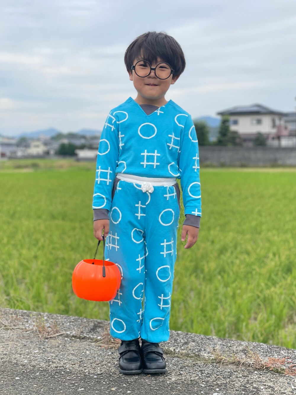 「ハロウィン、秋冬コーデ、セットアップ、スウェット、スウェットパンツ、カジュアルコーデ、お出かけコーデ、キッズコーデ、おしゃれさんと繋がりたい、ローファー、めがね、ベルメゾン、日常に魔法を、4歳、110cm」｜「MoonStarのmoonstar Carrot ムーンスター キャロット キッズ フォーマルシューズ ローファー CR C2092（ローファー、ブラック系）」を使った、蒼さん（キッズ・100cm）の秋コーディネートの2枚目の写真