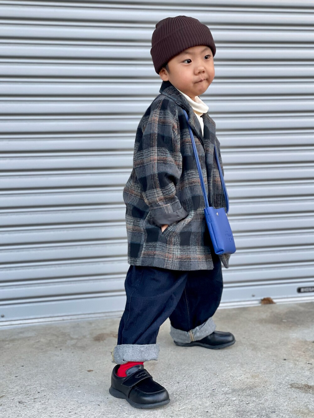 「ファッションを楽しもう、ニット帽、タートルネック、チェック、コート、アウター、デニム、ローファー、着回しコーデ、冬コーデ、ブラウン、お出かけコーデ、プチプラ、休日スタイル、キッズコーデ」｜「GUのアイテム（ニットキャップ/ビーニー、ブラウン系）」を使った、蒼さん（キッズ・90cm）の秋コーディネートの2枚目の写真