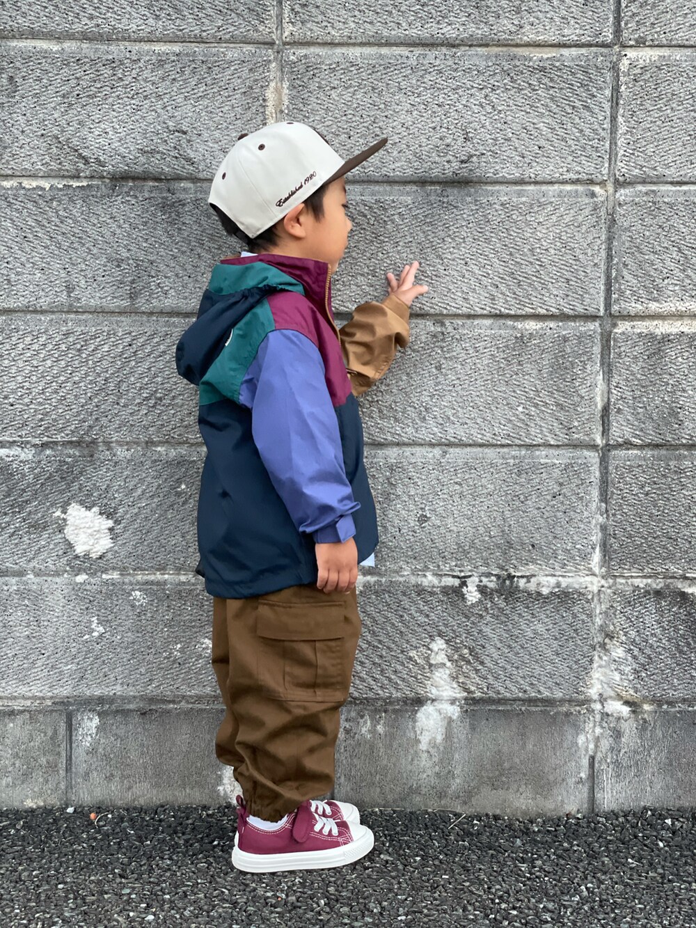 「重ね着ベストシーズン、秋コーデ、休日スタイル、カジュアルコーデ、カーゴパンツ、キャップ、スニーカー、シャツスタイル、ブラウン、お出かけコーデ、カラーパンツ、プチプラ、GU、THE NORTH FACE、アウター」｜「GUのGU BOYSオックスフォードシャツ(長袖) カラー: 01 OFF WHITE ¥1,490 110cm（シャツ/ブラウス、ホワイト系）」を使った、蒼さん（キッズ・90cm）の秋コーディネートの4枚目の写真