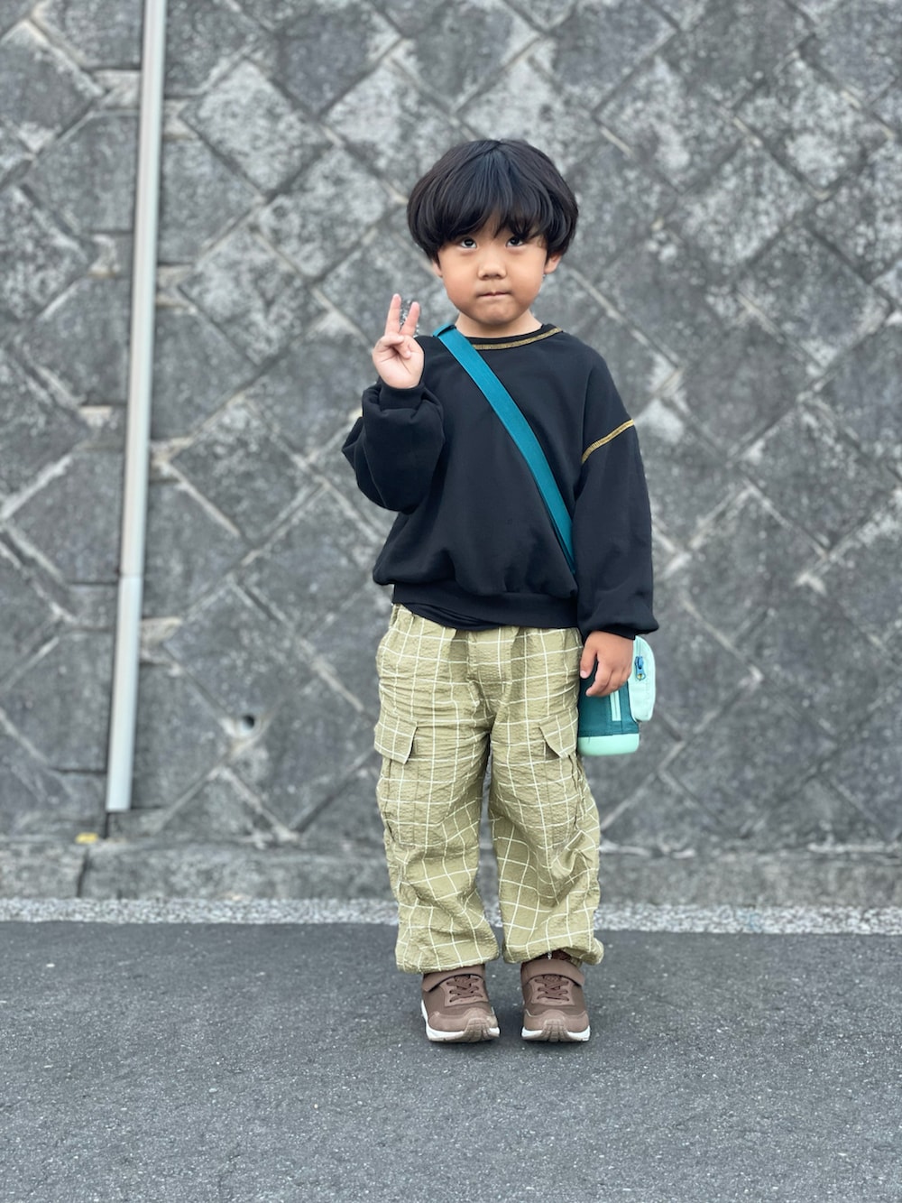 「キッズファッション、シンプルコーデ、カジュアル、おしゃれさんと繋がりたい、スウェット、チェック、チェックパンツ、スニーカー、ブラウン、4歳、秋コーデ、キッズコーデ、お散歩コーデ、マーキーズ(MARKEY'S)、瞬足」｜「LSP WOWの【LSP WOW!】両面マイニチトレーナー（スウェット、ブラック系）」を使った、蒼さん（キッズ・100cm）の秋コーディネートの3枚目の写真