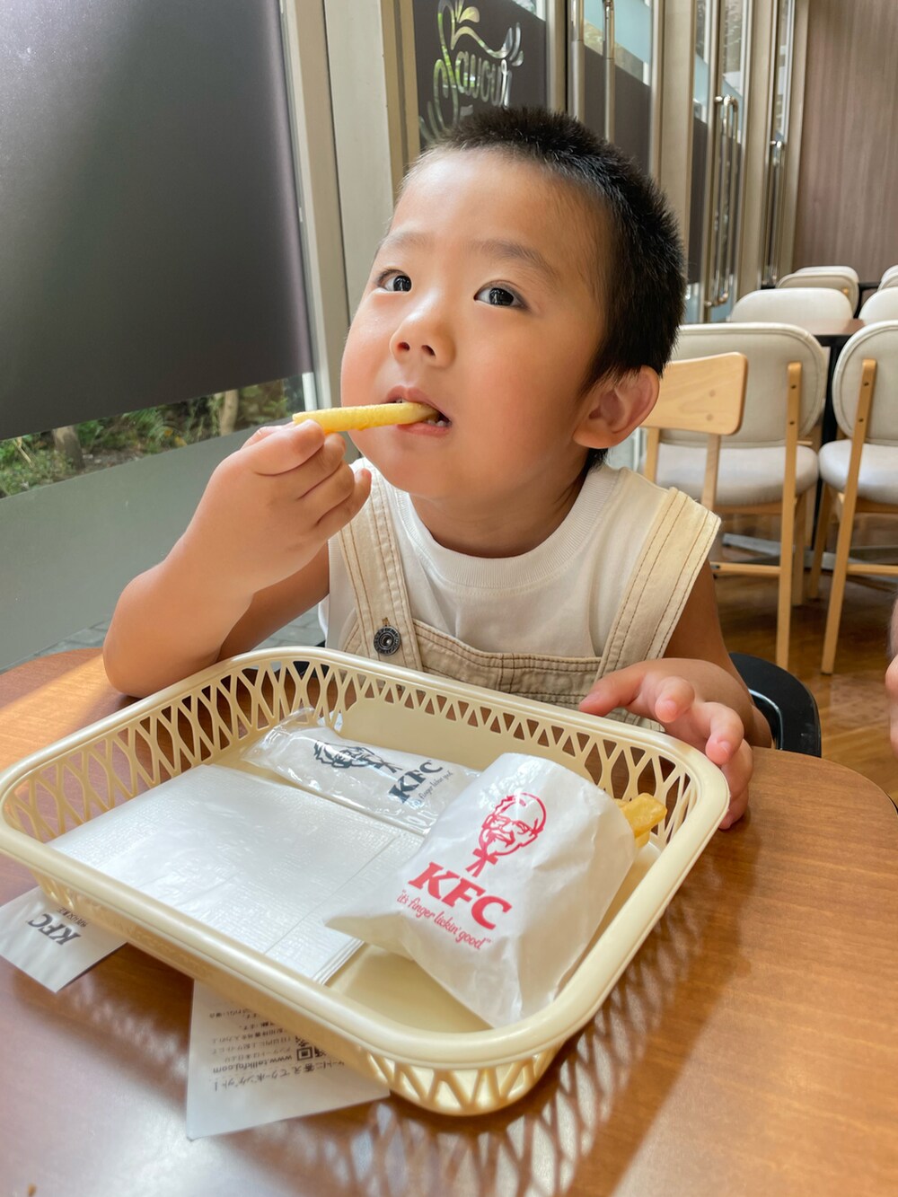 「サロペット、まだまだ暑い、ワントーンコーデ、ハット、シンプル、おしゃれさんと繋がりたい、カジュアルコーデ、夏コーデ、休日スタイル、プチプラ、淡色コーデ、スニーカー、3歳、お出かけコーデ、ブラウン」|「THE NORTH FACEのTHE NORTH FACE:サマー クーリング ハット(ハット、ホワイト系)」を使った、蒼さん(キッズ・90cm)の秋コーディネートの4枚目の写真