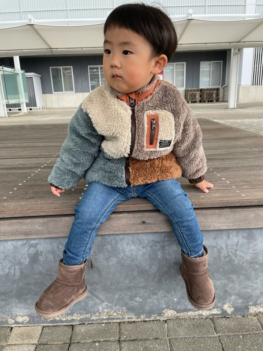 「カジュアルコーデ、キッズコーデ、おしゃれさんと繋がりたい、ブリーズ、ブランシェス、プティマイン、2歳、男の子、休日コーデ、スキニーデニム、かわいい、フェイクムートン、フリース、冬コーデ、90cm」｜「BREEZEのファーフリースジャケット（その他アウター、その他）」を使った、蒼さん（キッズ・80cm）の冬コーディネートの3枚目の写真
