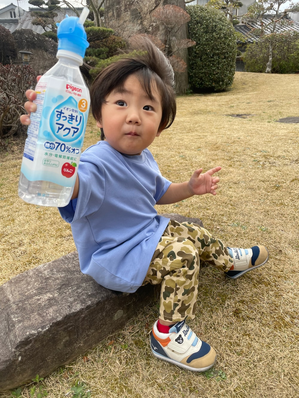 「ノースフェイス、ダブルビー、プティマイン、カジュアル、かわいい、2歳3ヶ月、男の子コーデ、半袖シャツ、ブルーコーデ、おしゃれさんと繋がりたい、ビッグシルエット、バックロゴ、休日コーデ、ミリタリー、推しブランド」｜「petit mainの【防汚加工】ペインターパンツ（スウェットパンツ、グリーン系）」を使った、蒼さん（キッズ・80cm）の春コーディネートの3枚目の写真