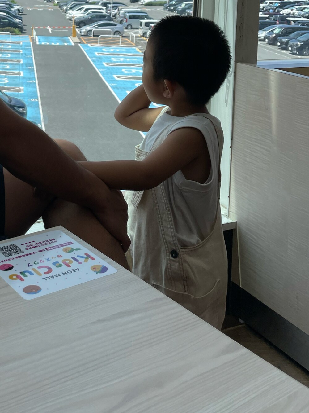 「サロペット、まだまだ暑い、ワントーンコーデ、ハット、シンプル、おしゃれさんと繋がりたい、カジュアルコーデ、夏コーデ、休日スタイル、プチプラ、淡色コーデ、スニーカー、3歳、お出かけコーデ、ブラウン」|「THE NORTH FACEのTHE NORTH FACE:サマー クーリング ハット(ハット、ホワイト系)」を使った、蒼さん(キッズ・90cm)の秋コーディネートの5枚目の写真