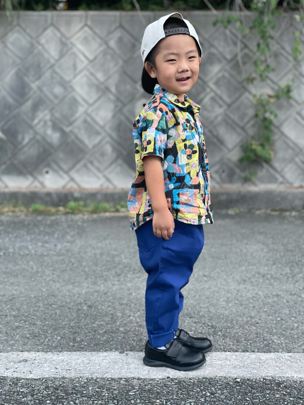 「秋服まるっと大公開、秋コーデ、カラーパンツ、カラー×コーデ、お出かけコーデ、柄シャツ、キャップ、ローファー、シャツスタイル、休日スタイル、おしゃれさんと繋がりたい、3歳、着回しコーデ、バックスタイル、キッズコーデ」｜「NEW ERAのNEW ERA/ニューエラ キッズ キャップ CAP 950 CLASSIC NE 13762776（キャップ、ホワイト系）」を使った、蒼さん（キッズ・90cm）の秋コーディネートの4枚目の写真