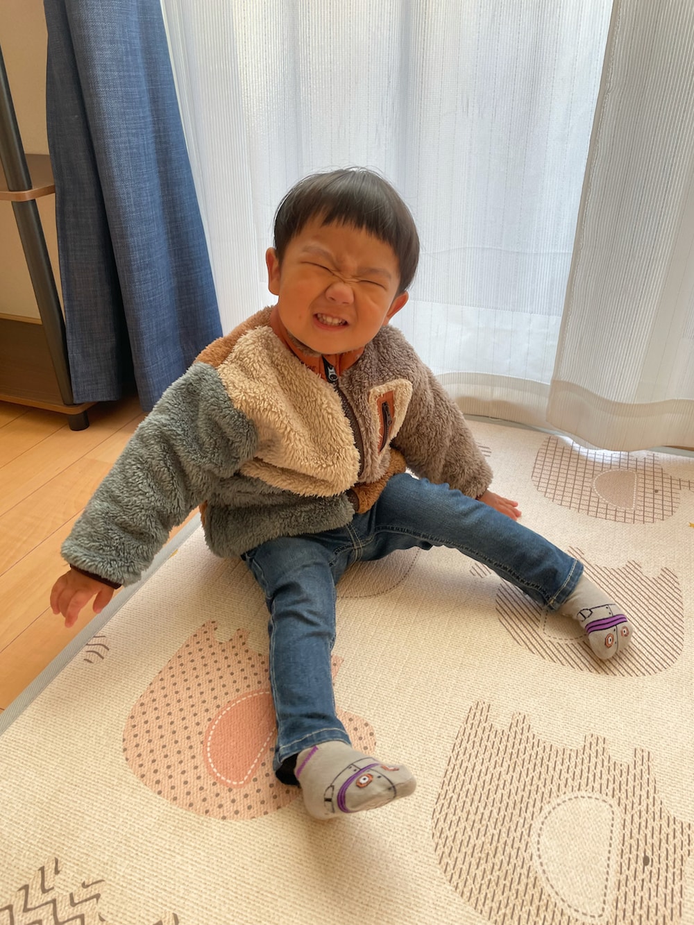 「カジュアルコーデ、キッズコーデ、おしゃれさんと繋がりたい、ブリーズ、ブランシェス、プティマイン、2歳、男の子、休日コーデ、スキニーデニム、かわいい、フェイクムートン、フリース、冬コーデ、90cm」｜「BREEZEのファーフリースジャケット（その他アウター、その他）」を使った、蒼さん（キッズ・80cm）の冬コーディネートの2枚目の写真