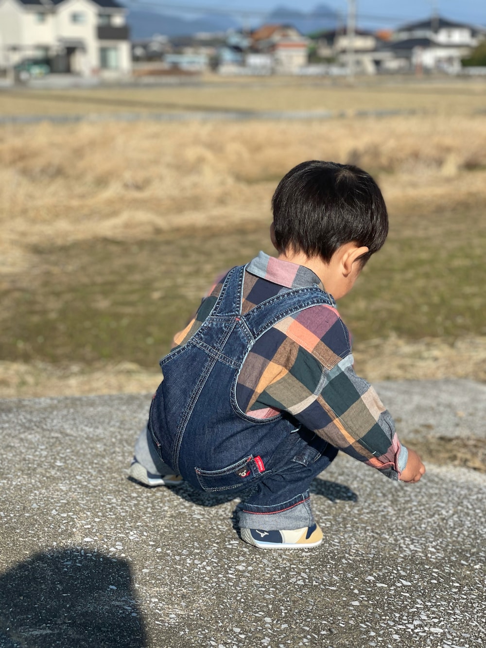 「田舎、私の推しブランド、チェック柄に恋してる、ダブルビー、ブリーズ、おしゃれさんと繋がりたい、２歳1ヶ月、かわいい、男の子、オーバーオール、晴れ、お正月、田んぼ、チェックシャツ、休日スタイル」｜「DOUBLE_Bの【NEW】ミキハウス＆ミズノコラボ ベビーシューズ（スニーカー、ベージュ系）」を使った、蒼さん（キッズ・80cm）の冬コーディネートの3枚目の写真