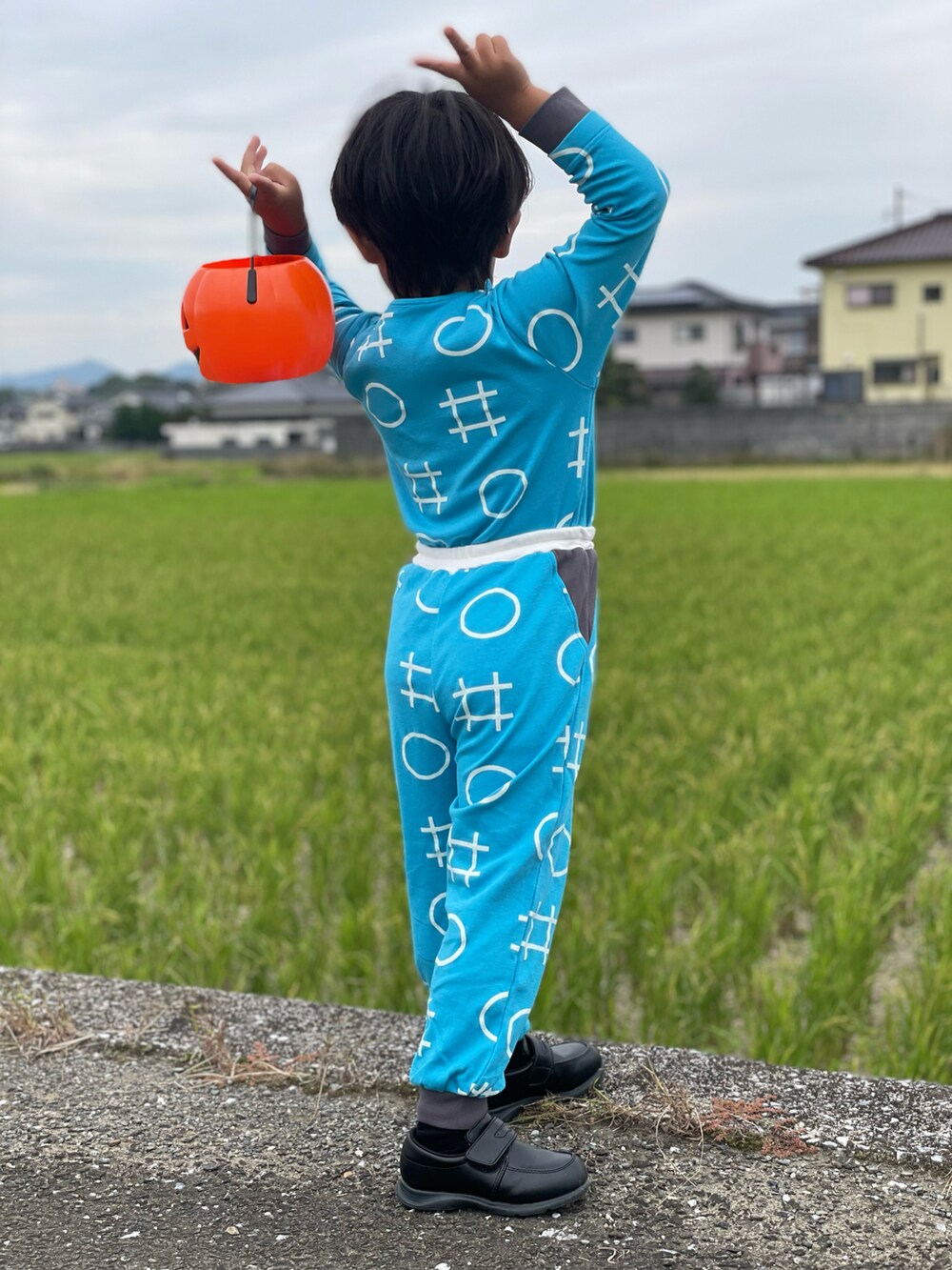 「ハロウィン、秋冬コーデ、セットアップ、スウェット、スウェットパンツ、カジュアルコーデ、お出かけコーデ、キッズコーデ、おしゃれさんと繋がりたい、ローファー、めがね、ベルメゾン、日常に魔法を、4歳、110cm」｜「MoonStarのmoonstar Carrot ムーンスター キャロット キッズ フォーマルシューズ ローファー CR C2092（ローファー、ブラック系）」を使った、蒼さん（キッズ・100cm）の秋コーディネートの3枚目の写真