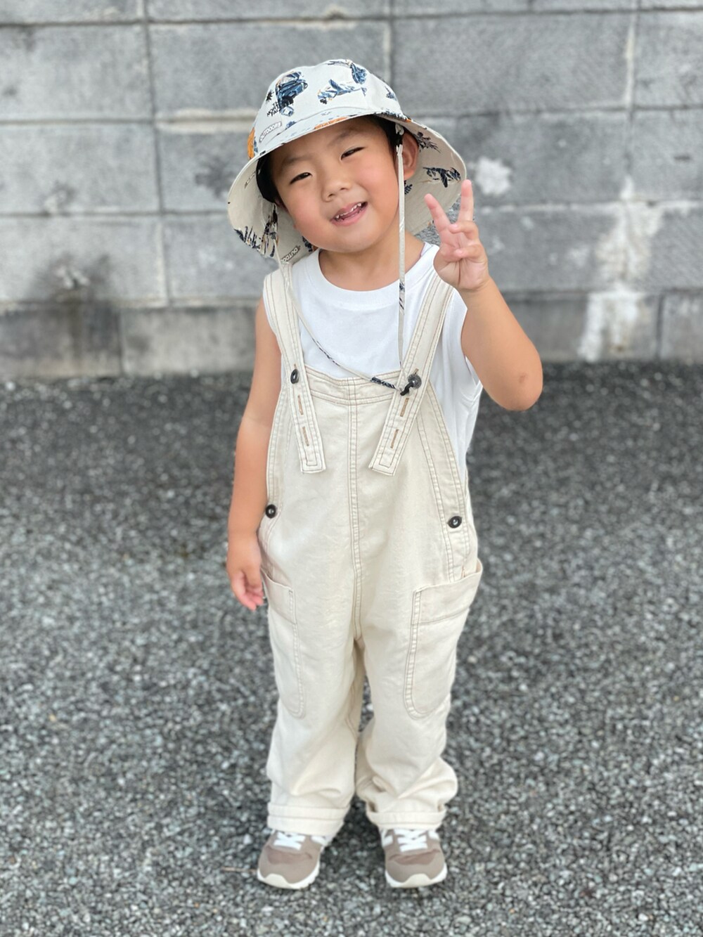「サロペット、まだまだ暑い、ワントーンコーデ、ハット、シンプル、おしゃれさんと繋がりたい、カジュアルコーデ、夏コーデ、休日スタイル、プチプラ、淡色コーデ、スニーカー、3歳、お出かけコーデ、ブラウン」|「THE NORTH FACEのTHE NORTH FACE:サマー クーリング ハット(ハット、ホワイト系)」を使った、蒼さん(キッズ・90cm)の秋コーディネートの3枚目の写真