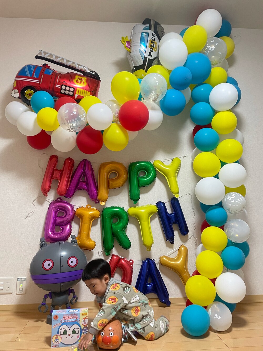 「キッズファッション、誕生日、むすこーで、アディダス、ジャージ、NIKE、スニーカー、セットアップ、ブルーコーデ、かわいい、かっこいい、3歳、白スニーカー、ハイカットスニーカー、休日スタイル」｜「adidasのアディカラー SST トラックスーツ（ジャージ）/ アディダスオリジナルス（キッズ/子供用）（ジャージ、ブルー系）」を使った、蒼さん（キッズ・90cm）の秋コーディネートの2枚目の写真