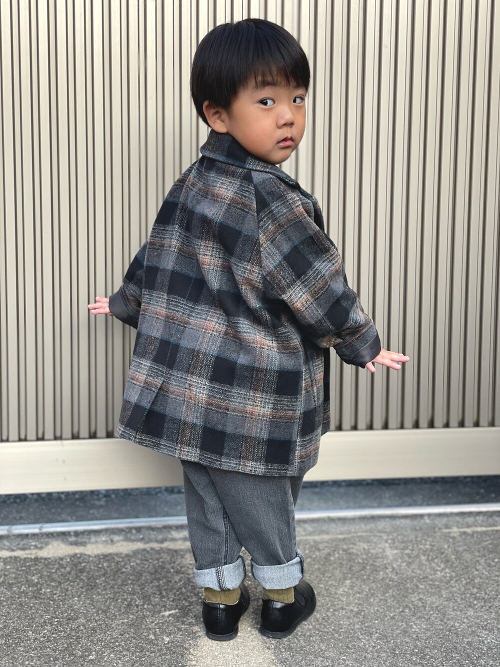 「プチプラ、コート、今日のコーデ、きれいめカジュアル、デニム、スリッポン、キッズコーデ、オトナカワイイ、秋冬コーデ、シンプルコーデ、3歳、お洒落さんとつながりたい、休日スタイル、リスペクトコーデ、ワントーンコーデ」｜「Birthdayのアイテム（チェスターコート、グレー系）」を使った、蒼さん（キッズ・90cm）の冬コーディネートの4枚目の写真