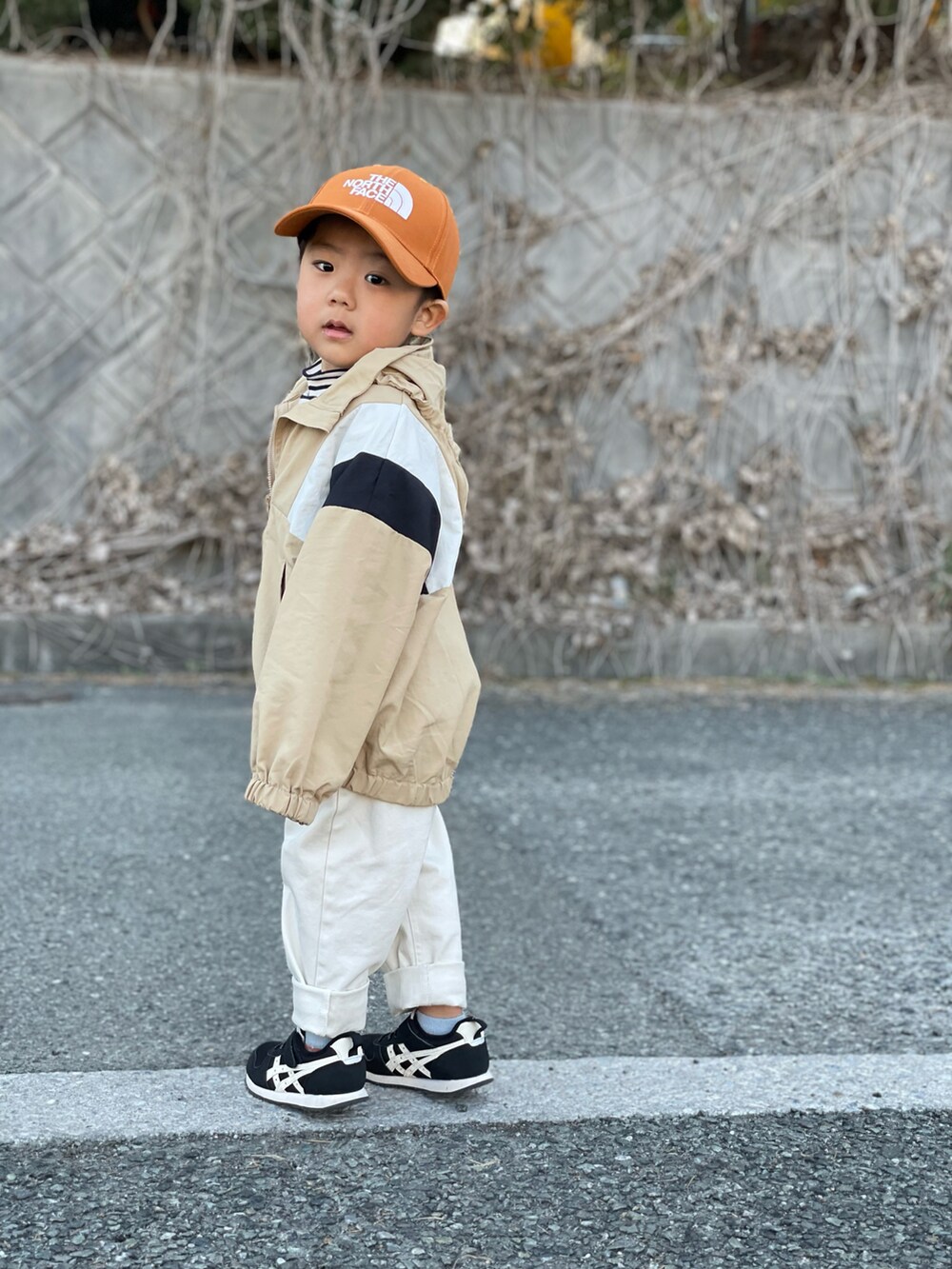 「春服デビュー宣言、GU、キャップ、ボーダー、スニーカー、カジュアル、キッズコーデ、3歳、おしゃれさんと繋がりたい、ナイロンジャケット、ワントーンコーデ、春コーデ、春アウター、パステル映える春、ベージュ」｜「THE NORTH FACEのTHE NORTH FACE/ザ・ノース・フェイス キッズ キャップ NNJ42200（キャップ、ブラウン系）」を使った、蒼さん（キッズ・90cm）の春コーディネートの5枚目の写真