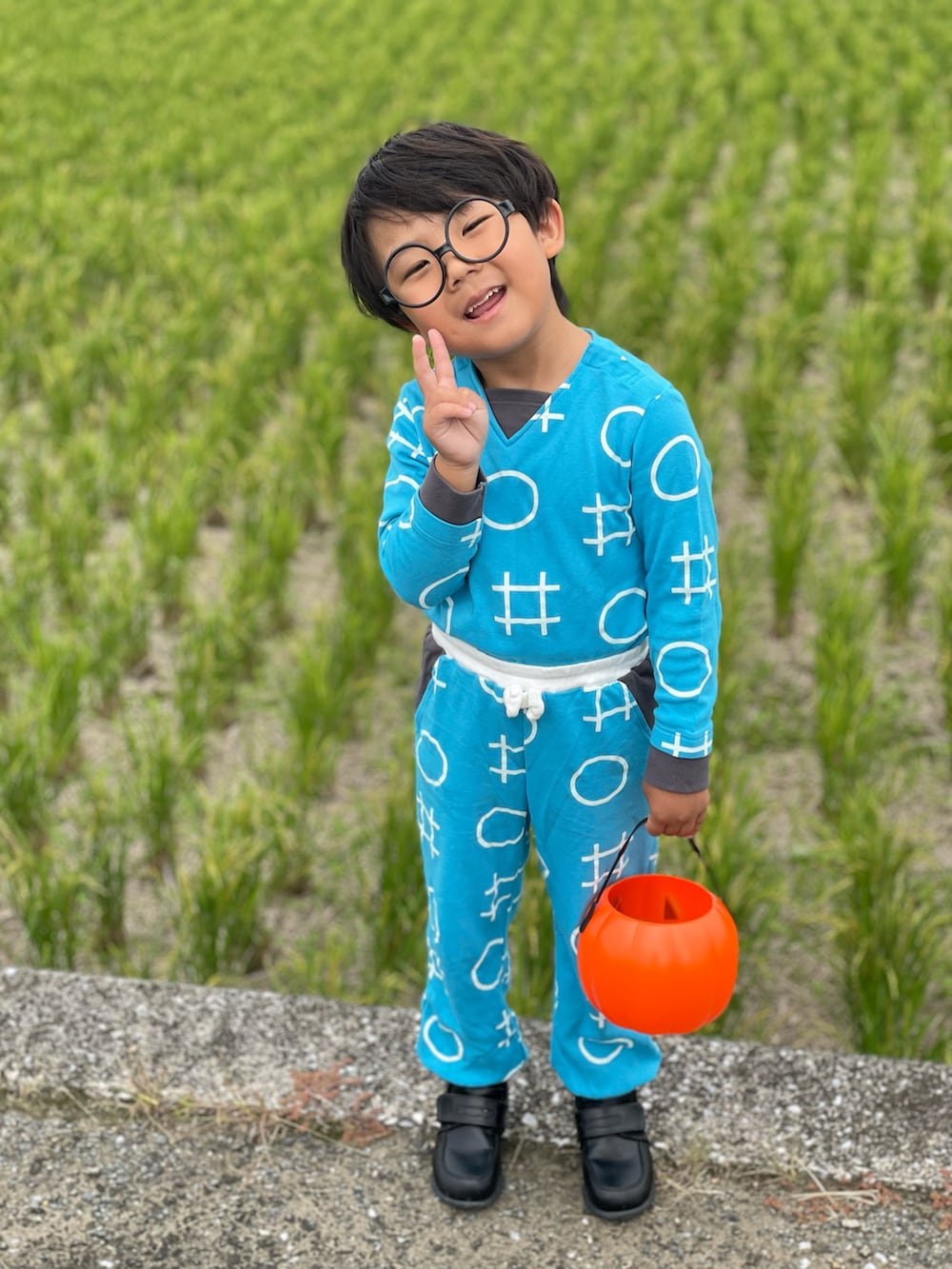 「ハロウィン、秋冬コーデ、セットアップ、スウェット、スウェットパンツ、カジュアルコーデ、お出かけコーデ、キッズコーデ、おしゃれさんと繋がりたい、ローファー、めがね、ベルメゾン、日常に魔法を、4歳、110cm」｜「MoonStarのmoonstar Carrot ムーンスター キャロット キッズ フォーマルシューズ ローファー CR C2092（ローファー、ブラック系）」を使った、蒼さん（キッズ・100cm）の秋コーディネートの4枚目の写真