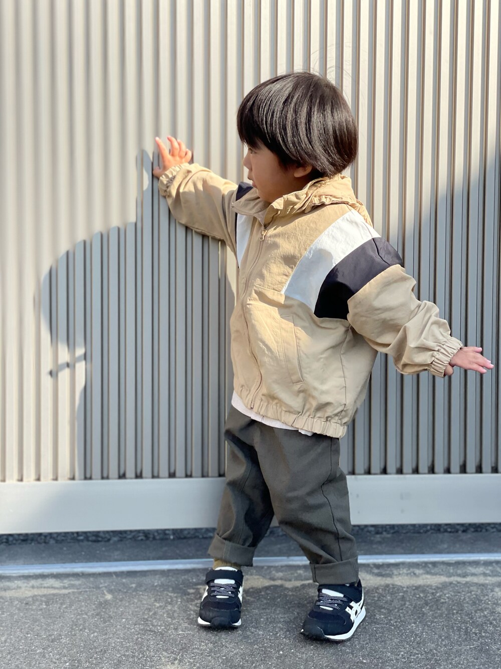 「春コーデ、シンプルコーデ、カジュアルコーデ、GU、スニーカー、シャツスタイル、ワントーンコーデ、キッズコーデ、プチプラ、3歳、休日スタイル、私の推しブランド、ベージュ、春色、ナイロンジャケット」｜「MAKE YOUR DAYのスーパーストレッチテーパードパンツ■80～140cm（その他パンツ、グリーン系）」を使った、蒼さん（キッズ・90cm）の冬コーディネートの2枚目の写真