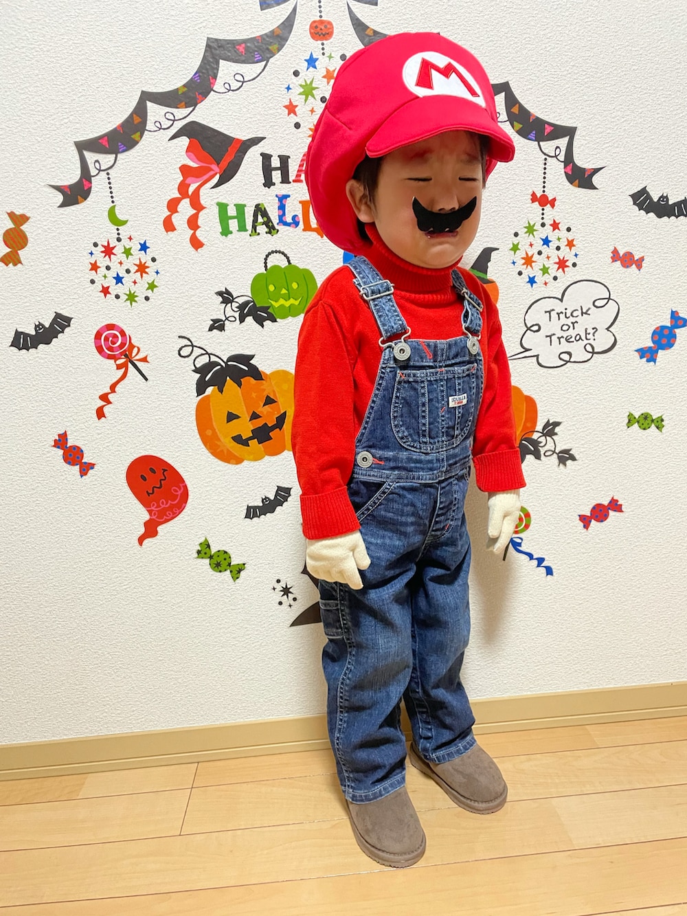 「WEARハロウィン2022、マリオ、2歳11ヶ月、おとこのこ、コスプレ、ダブルビー、プティマイン、オーシャンアンドグラウンド、西松屋、かわいい、カジュアルコーデ、オーバーオール、おしゃれさんと繋がりたい、イベント、フォローお願いします」｜「petit mainのフェイクムートンブーツ（ブーツ、グレー系）」を使った、蒼さん（キッズ・90cm）の秋コーディネートの5枚目の写真