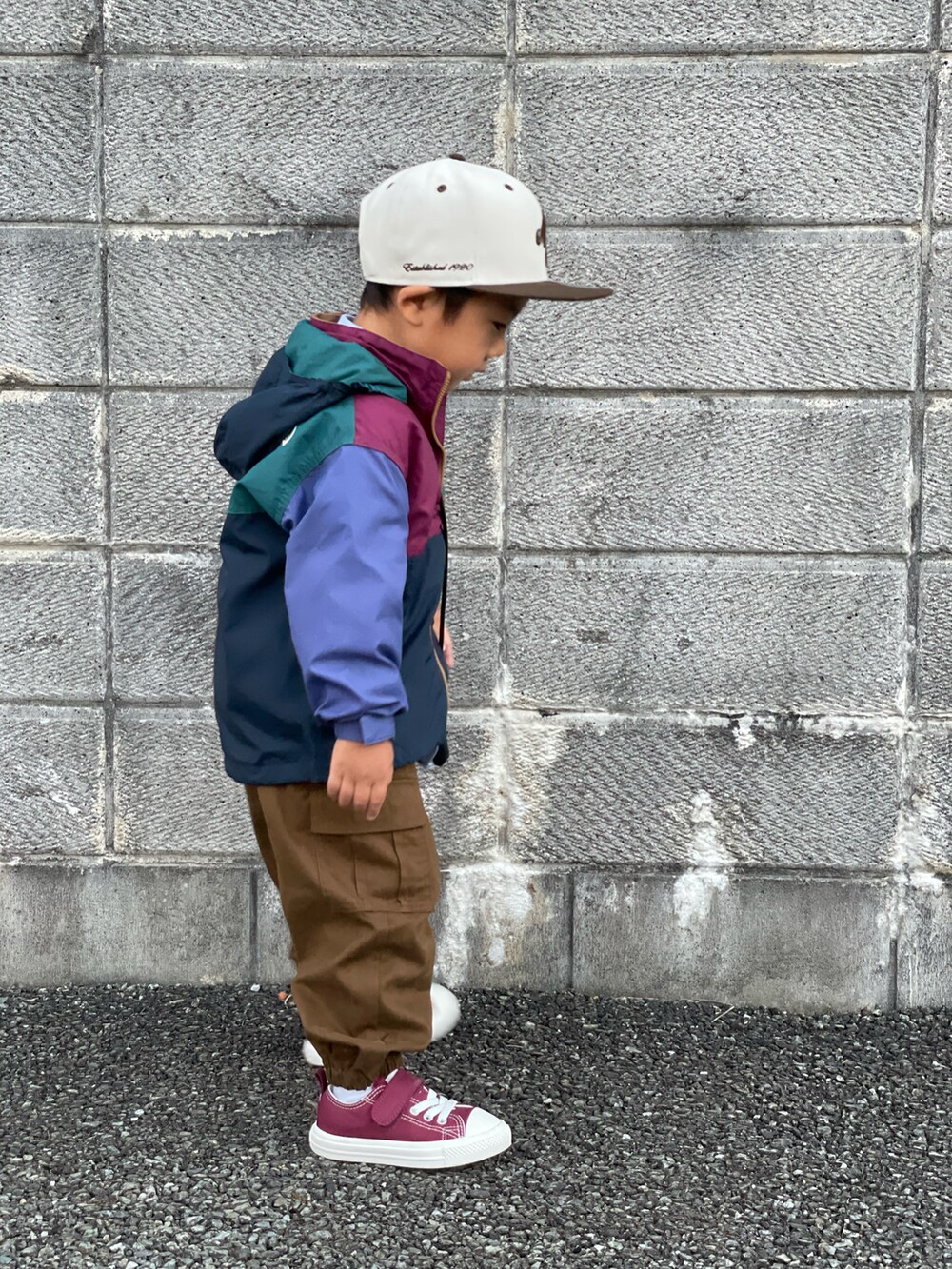 「重ね着ベストシーズン、秋コーデ、休日スタイル、カジュアルコーデ、カーゴパンツ、キャップ、スニーカー、シャツスタイル、ブラウン、お出かけコーデ、カラーパンツ、プチプラ、GU、THE NORTH FACE、アウター」｜「GUのGU BOYSオックスフォードシャツ(長袖) カラー: 01 OFF WHITE ¥1,490 110cm（シャツ/ブラウス、ホワイト系）」を使った、蒼さん（キッズ・90cm）の秋コーディネートの5枚目の写真