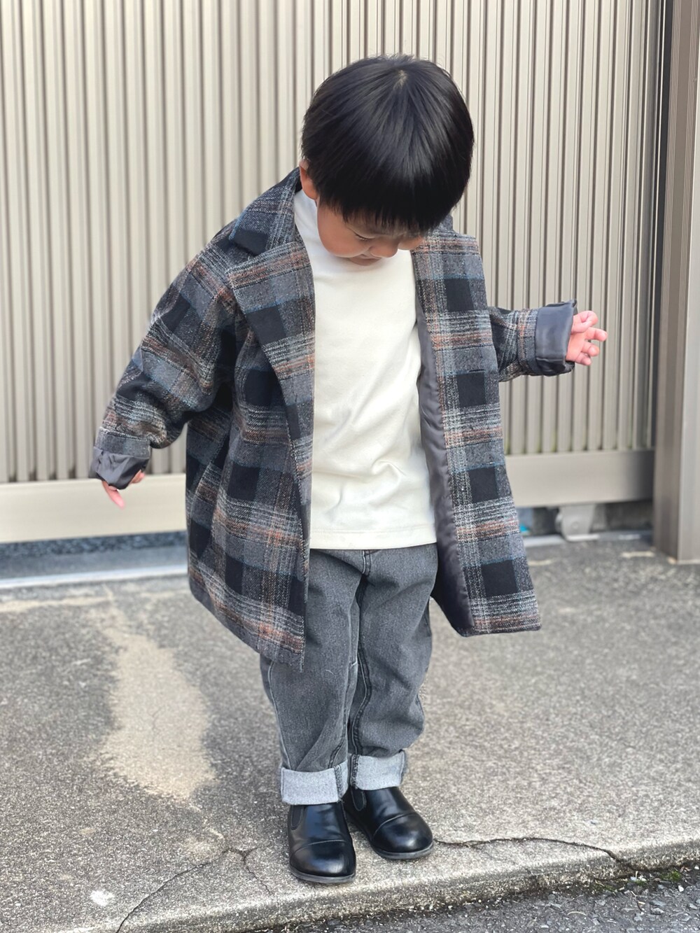 「プチプラ、コート、今日のコーデ、きれいめカジュアル、デニム、スリッポン、キッズコーデ、オトナカワイイ、秋冬コーデ、シンプルコーデ、3歳、お洒落さんとつながりたい、休日スタイル、リスペクトコーデ、ワントーンコーデ」｜「Birthdayのアイテム（チェスターコート、グレー系）」を使った、蒼さん（キッズ・90cm）の冬コーディネートの2枚目の写真