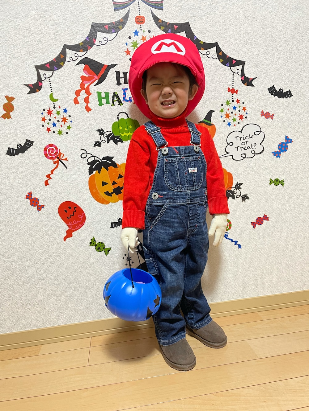 「WEARハロウィン2022、マリオ、2歳11ヶ月、おとこのこ、コスプレ、ダブルビー、プティマイン、オーシャンアンドグラウンド、西松屋、かわいい、カジュアルコーデ、オーバーオール、おしゃれさんと繋がりたい、イベント、フォローお願いします」｜「petit mainのフェイクムートンブーツ（ブーツ、グレー系）」を使った、蒼さん（キッズ・90cm）の秋コーディネートの2枚目の写真