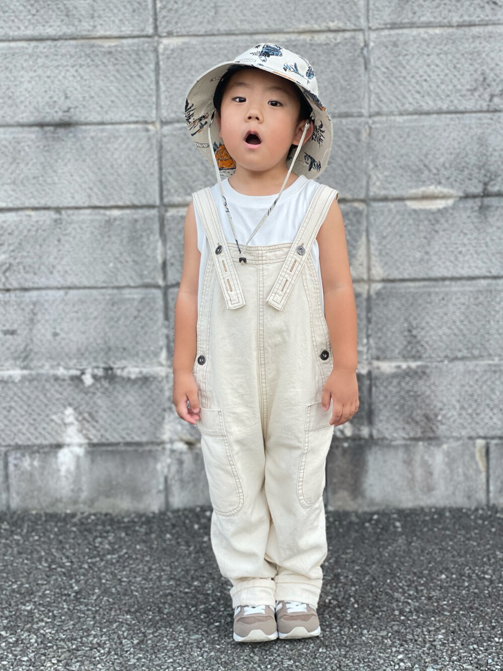 「サロペット、まだまだ暑い、ワントーンコーデ、ハット、シンプル、おしゃれさんと繋がりたい、カジュアルコーデ、夏コーデ、休日スタイル、プチプラ、淡色コーデ、スニーカー、3歳、お出かけコーデ、ブラウン」|「THE NORTH FACEのTHE NORTH FACE:サマー クーリング ハット(ハット、ホワイト系)」を使った、蒼さん(キッズ・90cm)の秋コーディネートの2枚目の写真