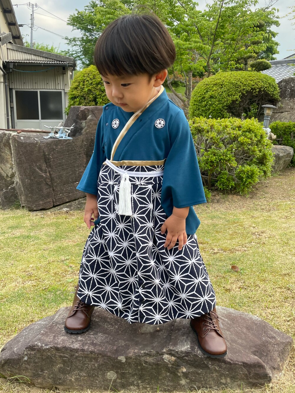 「キッズファッション、男の子、こどもの日、おしゃれさんと繋がりたい、かわいい、Sweet Mommy、2歳5ヶ月、麻の葉、袴ロンパース、ネイビー、ブーツ、編み上げブーツ、フォーマル、pompkins、イベント」｜「SweetMommyのベビー 紋付袴ロンパース（着物、ブルー系）」を使った、蒼さん（キッズ・80cm）の春コーディネートの2枚目の写真
