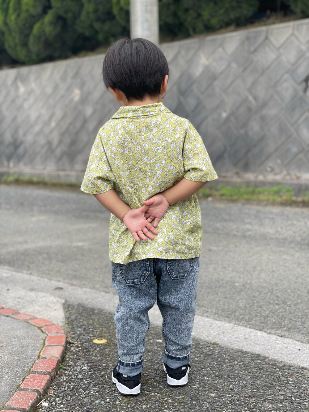 「BRANSHESのアイテム（トップス、イエロー系）」を使った、蒼さん（キッズ・90cm）の春コーディネートの2枚目の写真