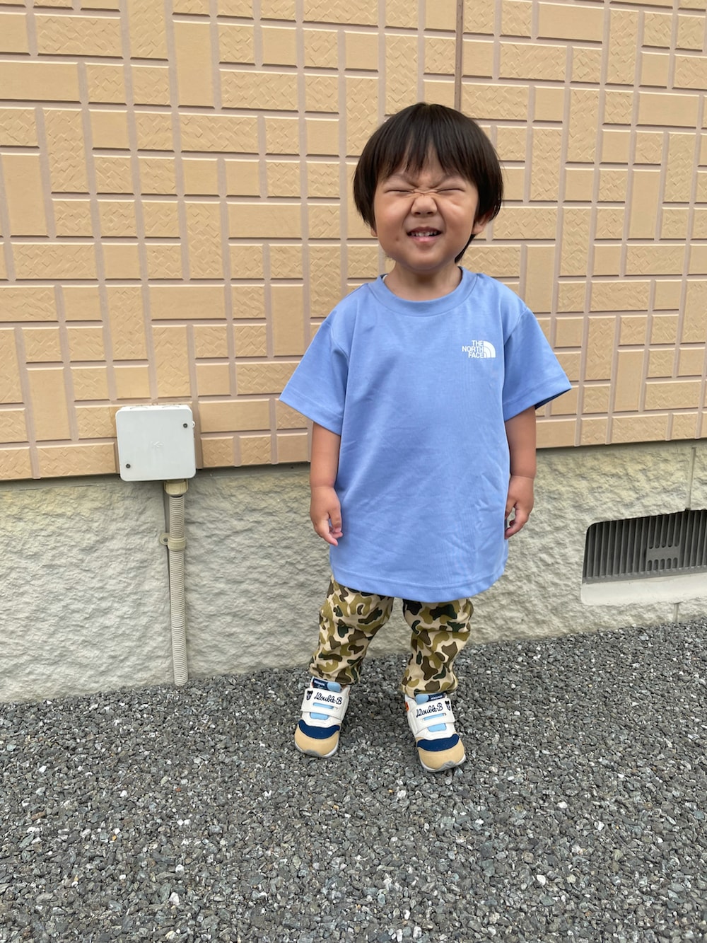 「ノースフェイス、ダブルビー、プティマイン、カジュアル、かわいい、2歳3ヶ月、男の子コーデ、半袖シャツ、ブルーコーデ、おしゃれさんと繋がりたい、ビッグシルエット、バックロゴ、休日コーデ、ミリタリー、推しブランド」｜「petit mainの【防汚加工】ペインターパンツ（スウェットパンツ、グリーン系）」を使った、蒼さん（キッズ・80cm）の春コーディネートの2枚目の写真