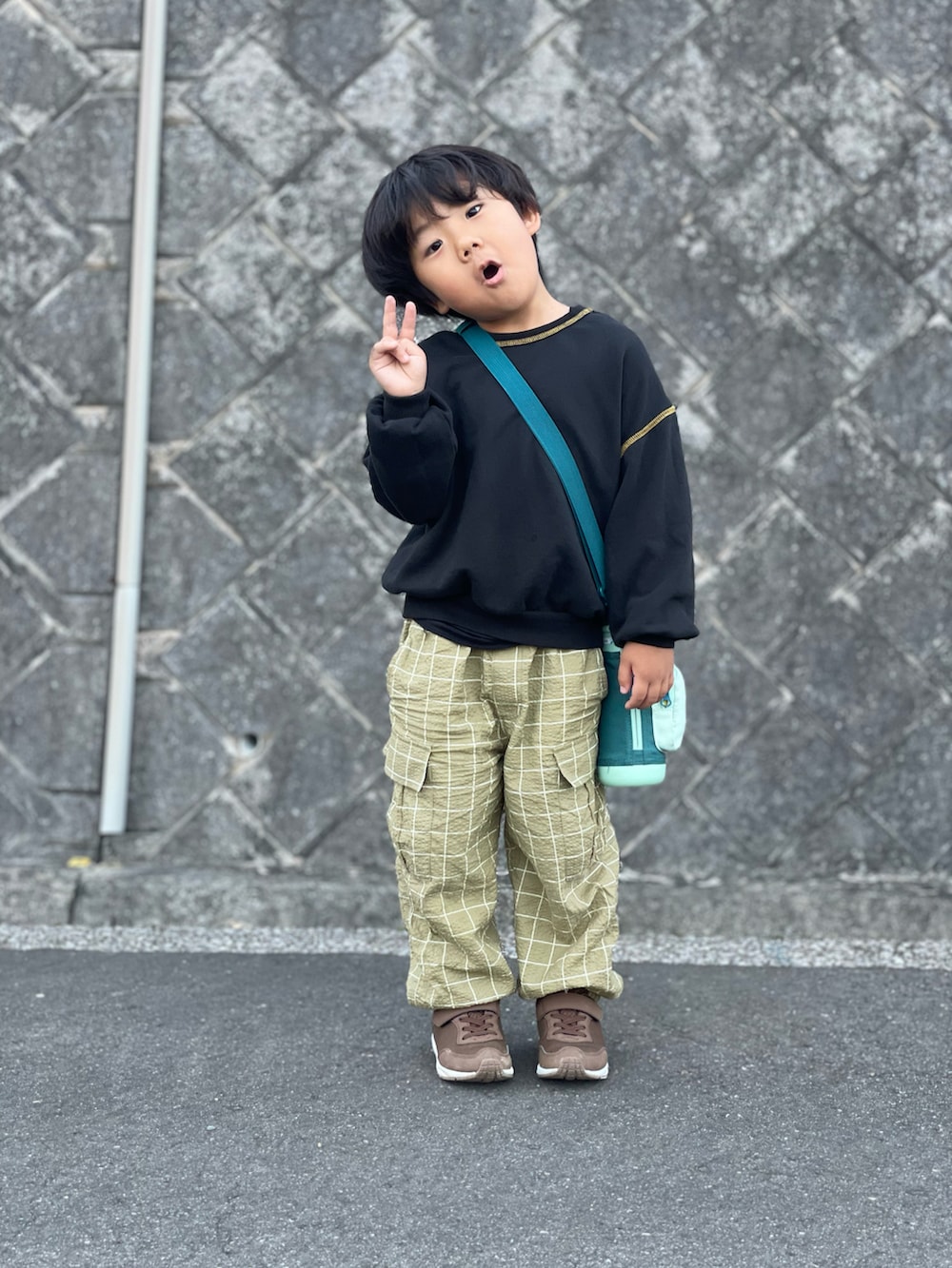 「キッズファッション、シンプルコーデ、カジュアル、おしゃれさんと繋がりたい、スウェット、チェック、チェックパンツ、スニーカー、ブラウン、4歳、秋コーデ、キッズコーデ、お散歩コーデ、マーキーズ(MARKEY'S)、瞬足」｜「LSP WOWの【LSP WOW!】両面マイニチトレーナー（スウェット、ブラック系）」を使った、蒼さん（キッズ・100cm）の秋コーディネートの4枚目の写真