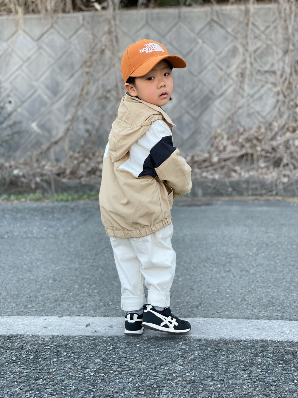 「春服デビュー宣言、GU、キャップ、ボーダー、スニーカー、カジュアル、キッズコーデ、3歳、おしゃれさんと繋がりたい、ナイロンジャケット、ワントーンコーデ、春コーデ、春アウター、パステル映える春、ベージュ」｜「THE NORTH FACEのTHE NORTH FACE/ザ・ノース・フェイス キッズ キャップ NNJ42200（キャップ、ブラウン系）」を使った、蒼さん（キッズ・90cm）の春コーディネートの3枚目の写真