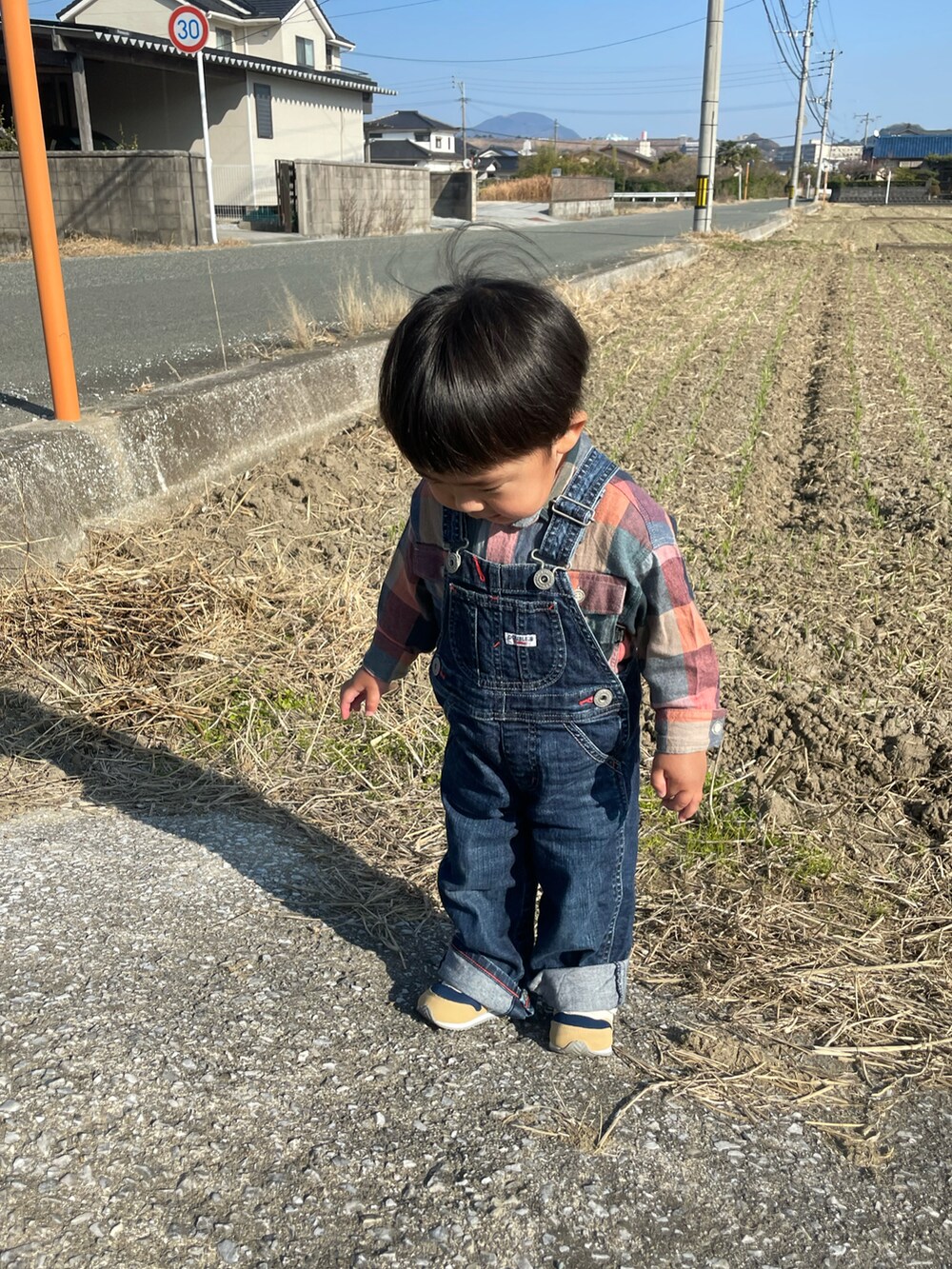 「田舎、私の推しブランド、チェック柄に恋してる、ダブルビー、ブリーズ、おしゃれさんと繋がりたい、２歳1ヶ月、かわいい、男の子、オーバーオール、晴れ、お正月、田んぼ、チェックシャツ、休日スタイル」｜「DOUBLE_Bの【NEW】ミキハウス＆ミズノコラボ ベビーシューズ（スニーカー、ベージュ系）」を使った、蒼さん（キッズ・80cm）の冬コーディネートの5枚目の写真