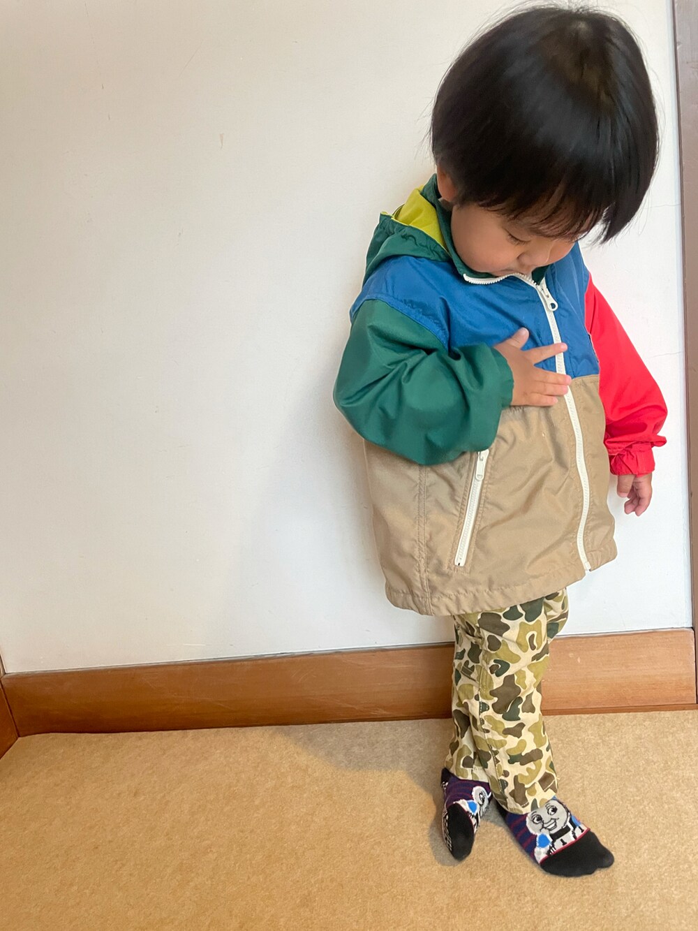 「休日スタイル、雨の日コーデ、2歳4ヶ月、かわいい、かっこいい、プティマイン、ノースフェイス、ウインドブレーカー、防水、おとこのこ、春服みてみて、ミリタリー、マルチカラー、100cm、おしゃれさんと繋がりたい」｜「petit mainの【防汚加工】ペインターパンツ（スウェットパンツ、グリーン系）」を使った、蒼さん（キッズ・80cm）の春コーディネートの2枚目の写真