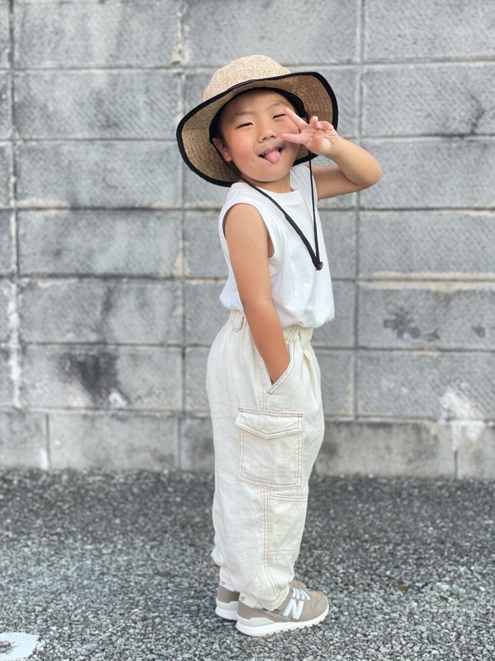 「カーゴパンツ、夏コーデ、ハット、ワントーンコーデ、スニーカー、プチプラ、おしゃれさんと繋がりたい、3歳、キッズコーデ、ゆったりパンツ、淡色コーデ、カラーパンツ、休日スタイル、カジュアル、お出かけコーデ」｜「petit mainのハイクハット（ハット、ブラウン系）」を使った、蒼さん（キッズ・90cm）の夏コーディネートの2枚目の写真