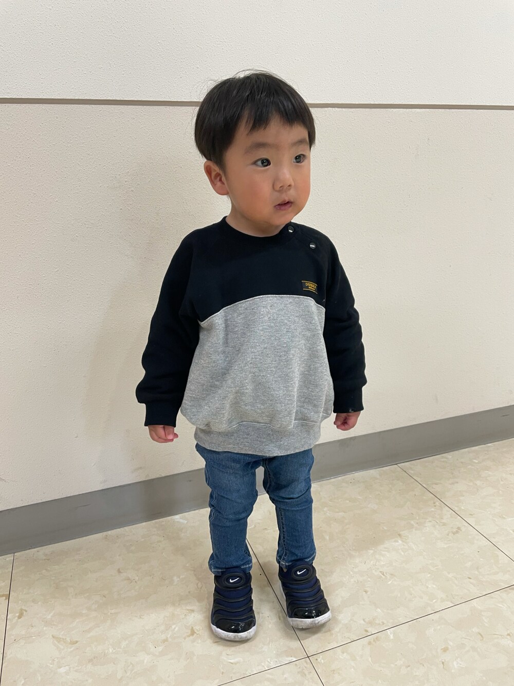 「キッズコーデ、秋冬コーデ、スウェット、バックロゴ、2歳、休日スタイル、おしゃれさんと繋がりたい、スキニーデニム、バイカラー、ダブルビー、ブランシェス、ダイナモフリー、かわいい、かっこいい、カジュアル」｜「DOUBLE_Bのバックロゴトレーナー（スウェット、ブラック系）」を使った、蒼さん（キッズ・80cm）の冬コーディネートの3枚目の写真