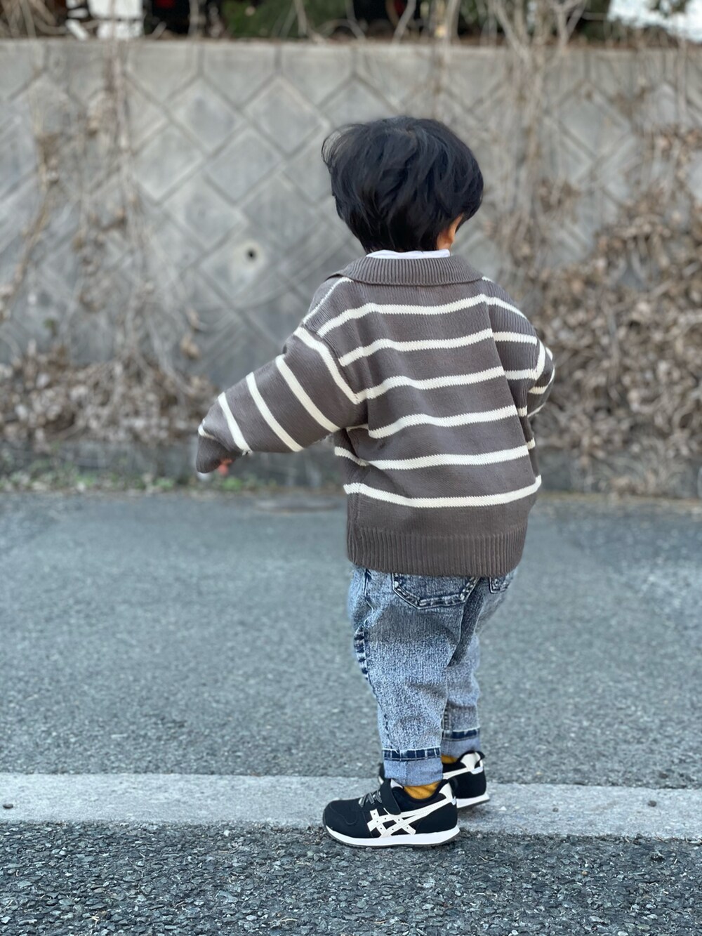 「シンプルコーデ、ボーダー、ニット、襟付きトップス、デニム、ケミカルウォッシュ、スニーカー、レイヤードスタイル、3歳、キッズコーデ、きれいめカジュアル、おしゃれさんと繋がりたい、秋冬コーデ、くすみカラー、pairmanon」｜「pairmanonの衿付きボーダーニットプルオーバー（ニット/セーター、グレー系）」を使った、蒼さん（キッズ・90cm）の冬コーディネートの5枚目の写真