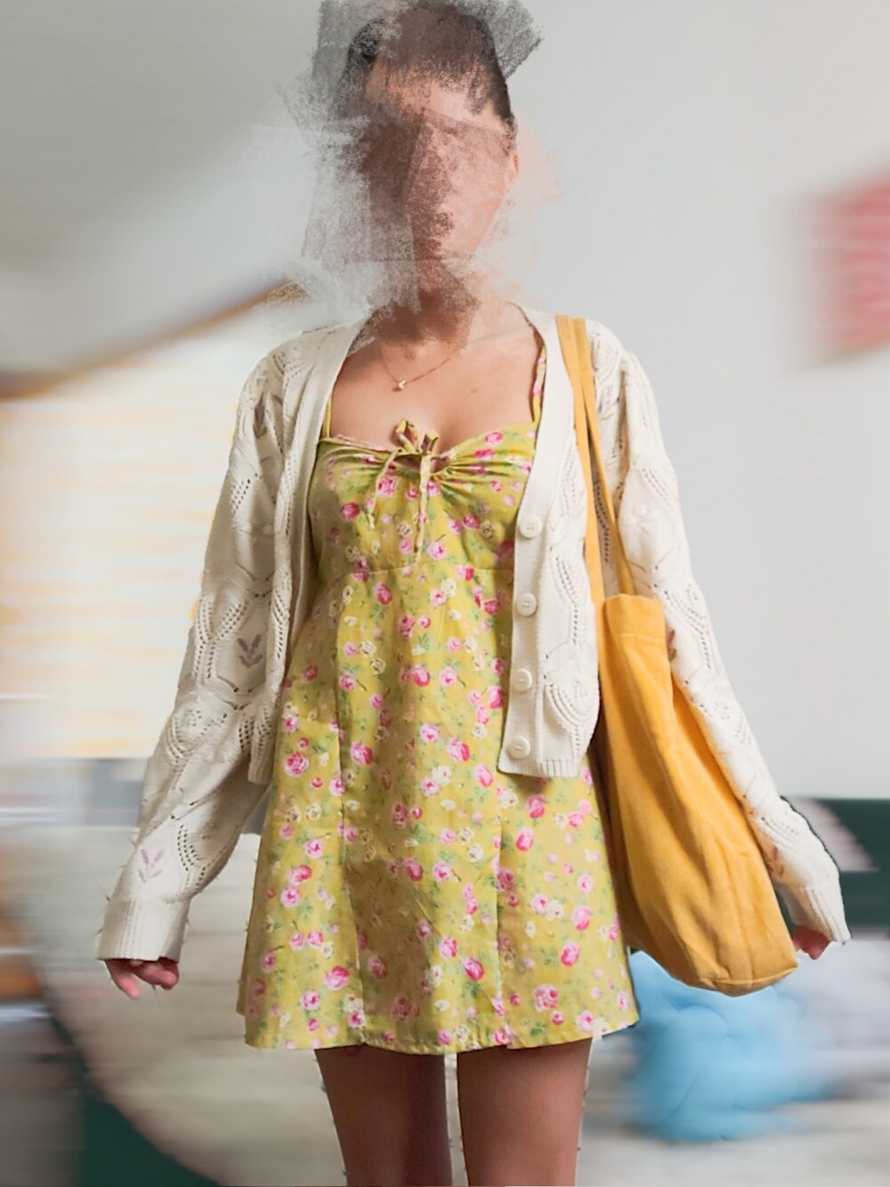 ベージュ系のカーディガン/ボレロを着用したレディースの冬コーディネートの3枚目の写真