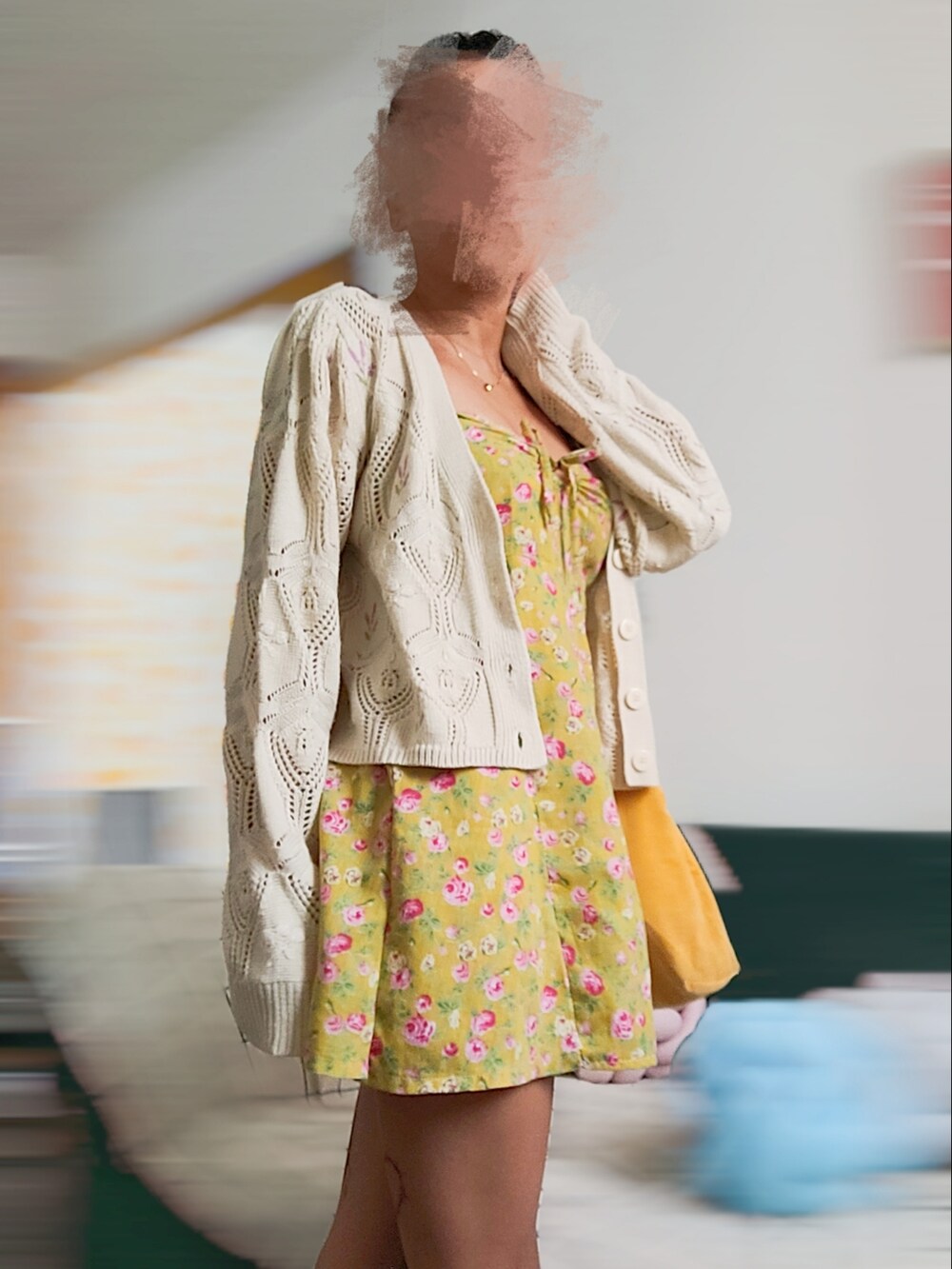 ベージュ系のカーディガン/ボレロを着用したレディースの冬コーディネートの2枚目の写真