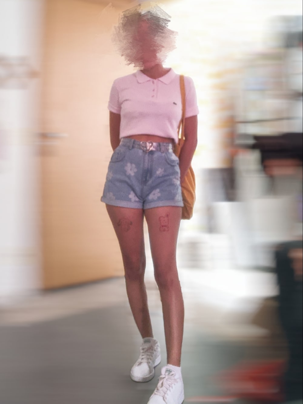 ピンク系のポロシャツ、ホワイト系のスニーカーを着用したレディースの冬コーディネートの2枚目の写真