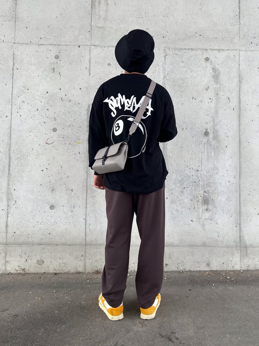 ブラック系のTシャツ/カットソー、イエロー系のスニーカー、ブラウン系のパンツを着用したキッズの秋コーディネートの2枚目の写真