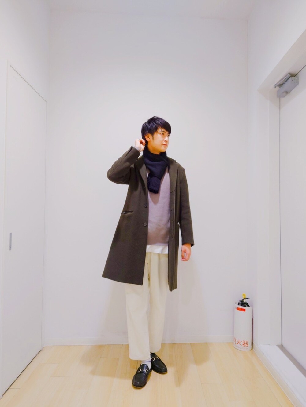 グレー系のニット/セーター、ホワイト系のTシャツ/カットソー、ホワイト系のその他パンツを着用したメンズの冬コーディネートの2枚目の写真