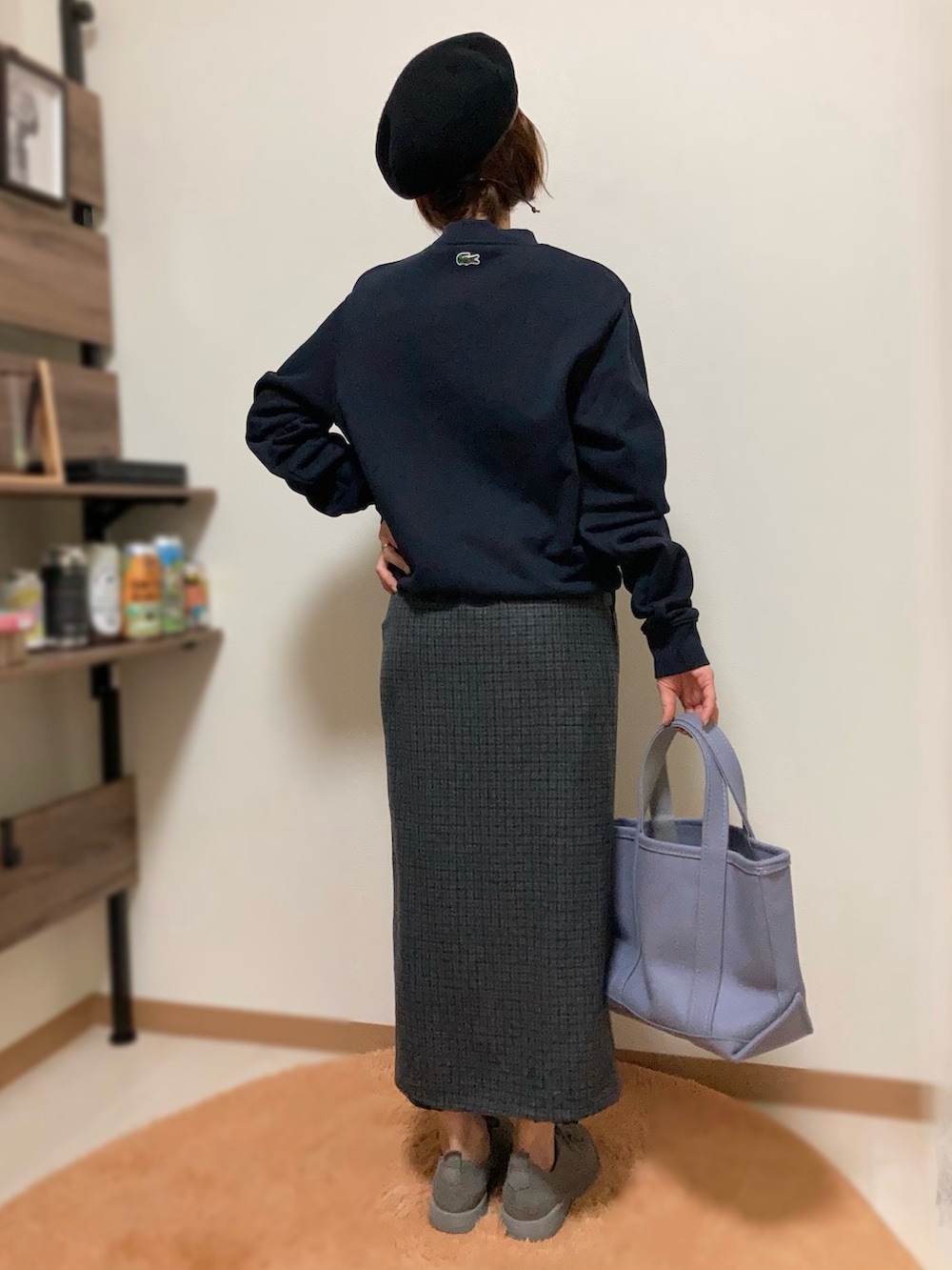 ブルー系のスウェット、パープル系のトートバッグ、グレー系のスニーカーを着用したレディースの秋コーディネートの2枚目の写真