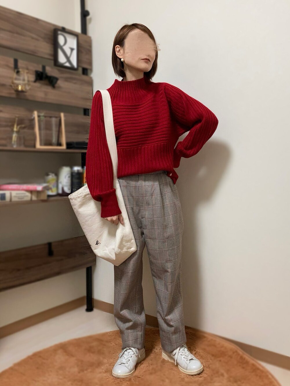 レッド系のニット/セーター、その他のその他パンツ、ブラック系のその他アウターを着用したレディースの冬コーディネートの2枚目の写真