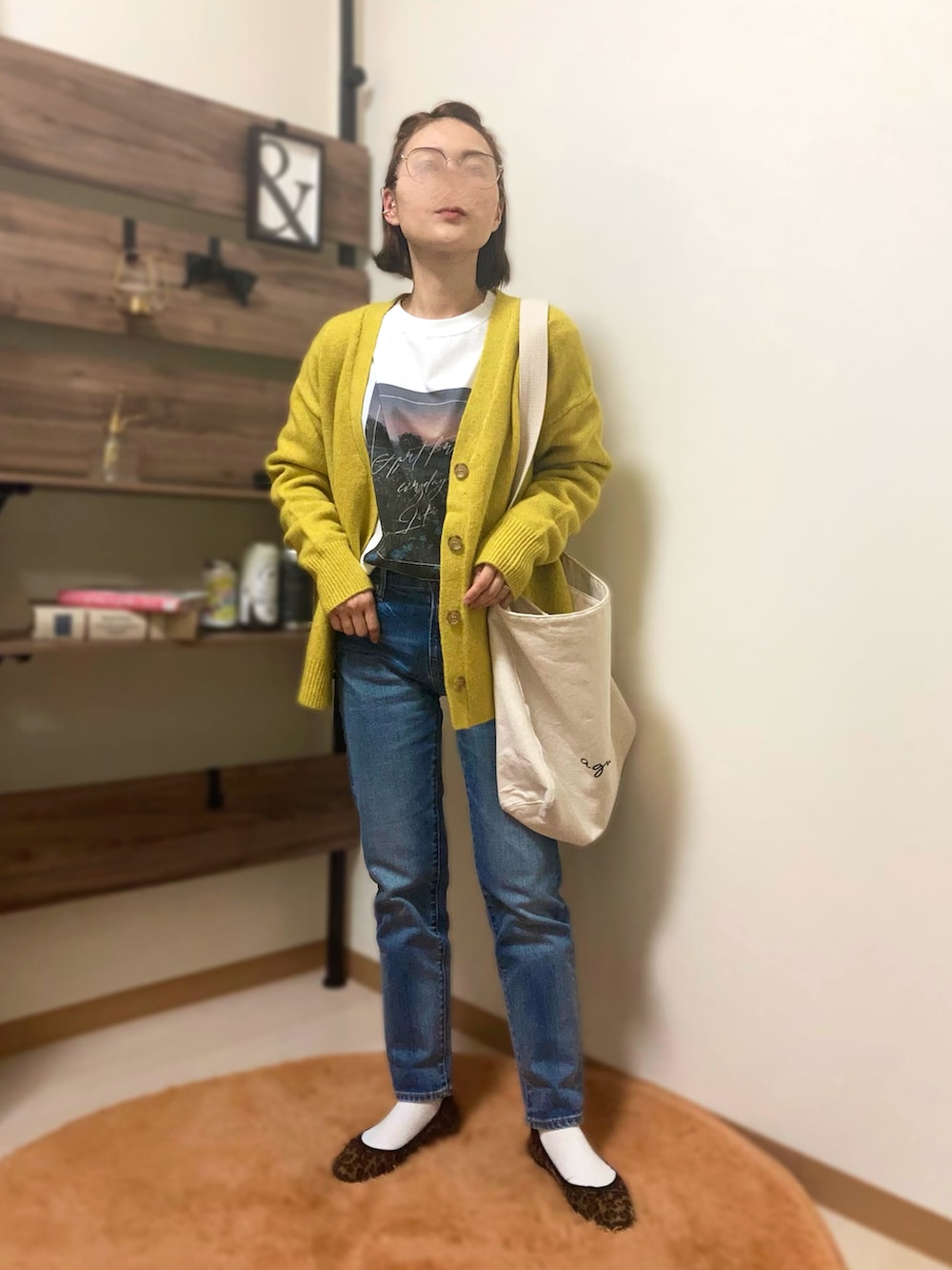 ブルー系のTシャツ/カットソー、ブルー系のデニムパンツ、パープル系のトートバッグを着用したレディースの冬コーディネートの3枚目の写真