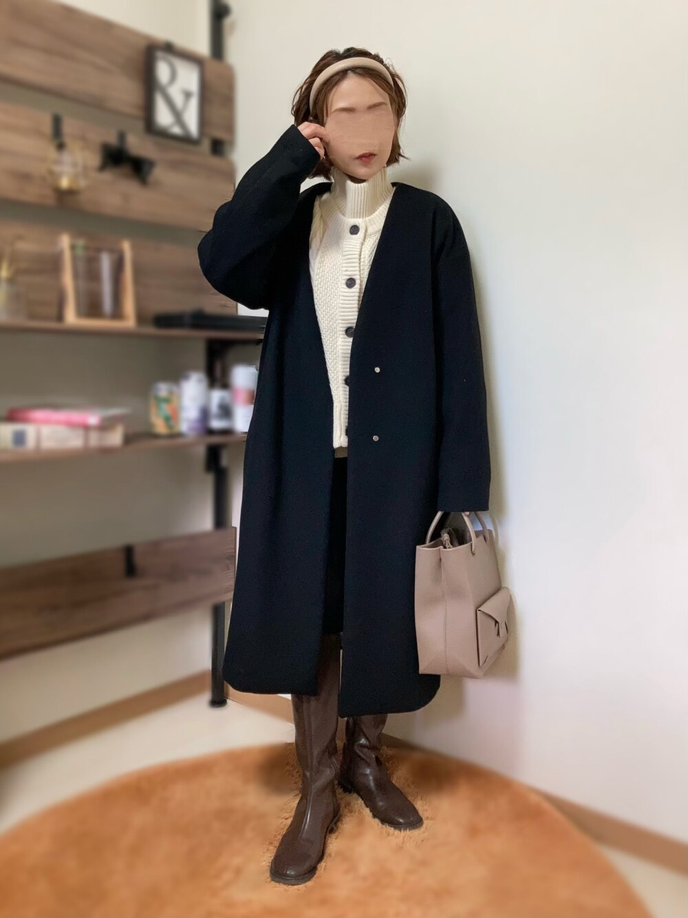ホワイト系のニット/セーター、ブラック系のその他パンツ、グレー系のショルダーバッグを着用したレディースの冬コーディネートの2枚目の写真
